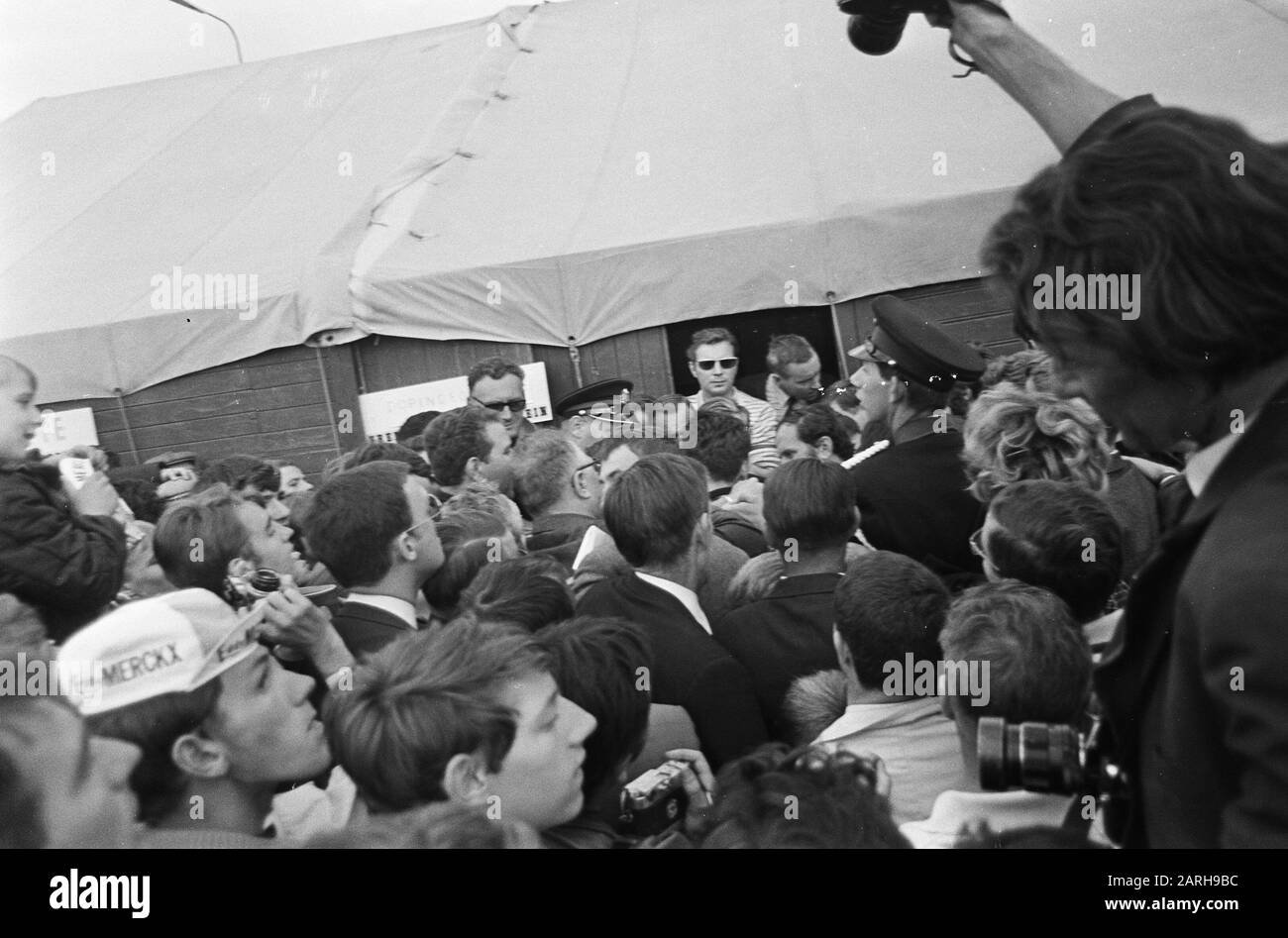 Weltmeisterschaft Radeln in Heerlen beenden Profis. Eddy Merckx on Shoulders Datum: 3. September 1967 Ort: Heerlen Schlüsselwörter: Supporters, CYCLRENS, Finish, Pros Persönlicher Name: Eddy Merckx Stockfoto
