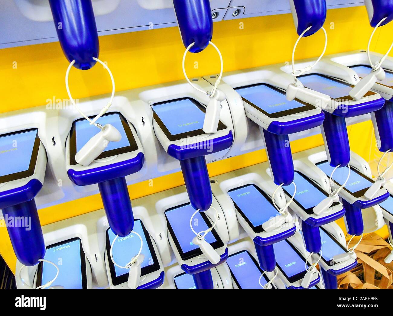 Samara, Russland - 12. Januar 2020: Barcodescanner im Superstore Lenta - werden von Kunden verwendet, um Barcodes auf Waren zu scannen, die sie schnell kaufen möchten Stockfoto