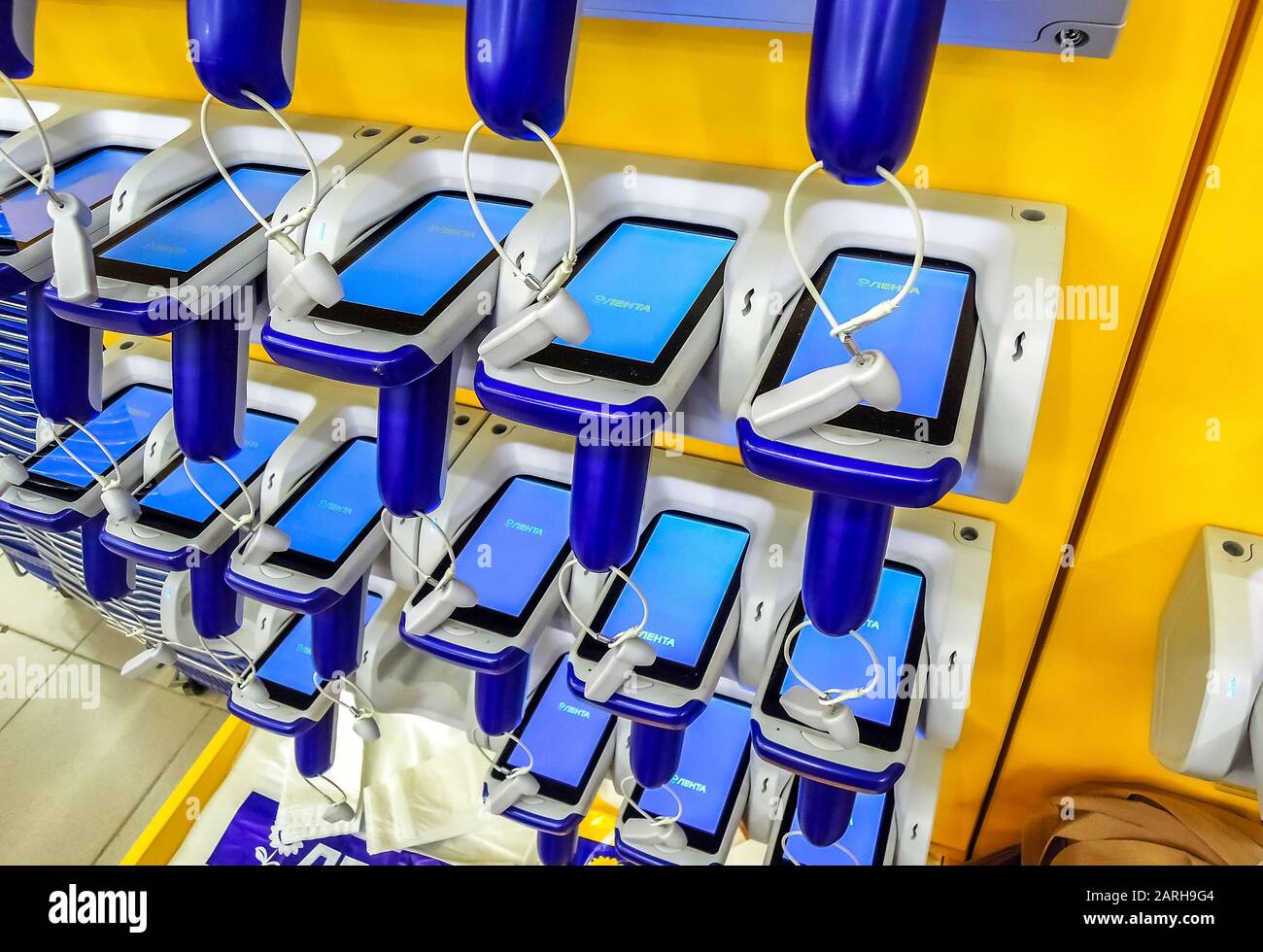 Samara, Russland - 12. Januar 2020: Barcodescanner im Superstore Lenta - werden von Kunden verwendet, um Barcodes auf Waren zu scannen, die sie schnell kaufen möchten Stockfoto