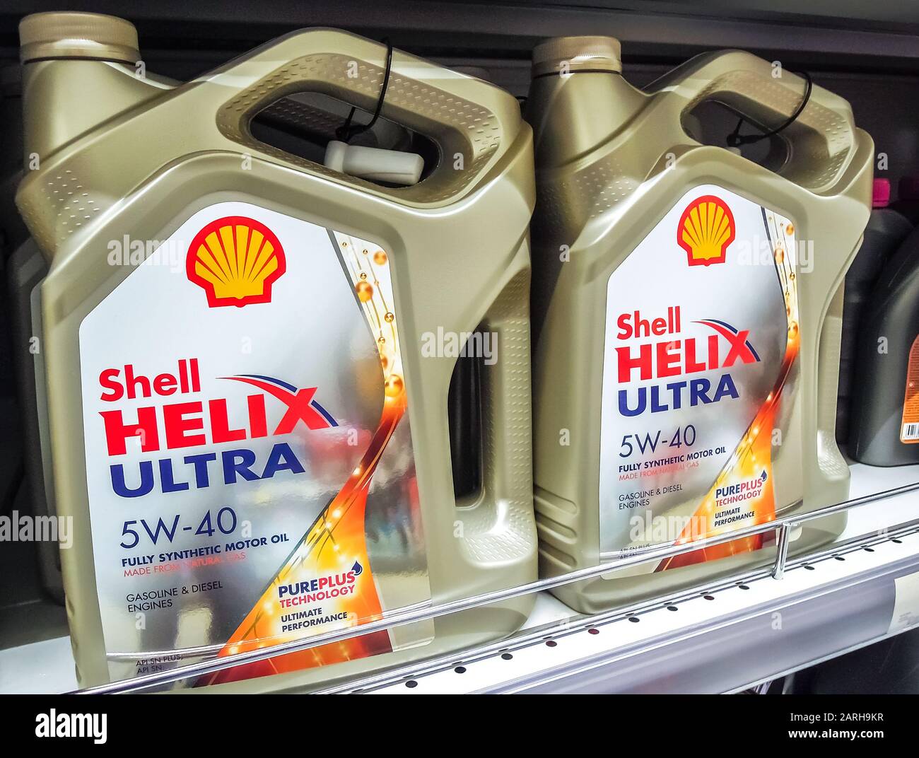 Samara, Russland - 25. Januar 2020: Shell Helix Ultra Motoröl in Kunststoffkanistern auf dem Regal im Superstore Stockfoto