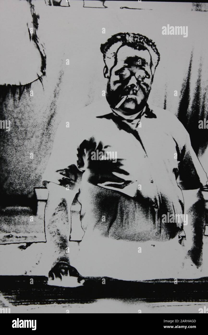 Feinste Siebziger Schwarzweiß-Fotografie Porträt eines erwachsenen Mannes, der schlechte Entscheidungen im Leben getroffen hat Stockfoto