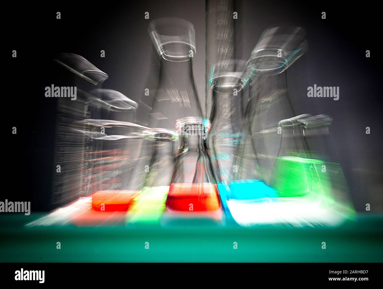 Montreal, Quebec, Kanada, 25.2020.Zoom-Effekt von Laborteströhren und -Becher. Montreal, Quebec, Kanada.Credit:Mario Beauregard/Alamy News Stockfoto
