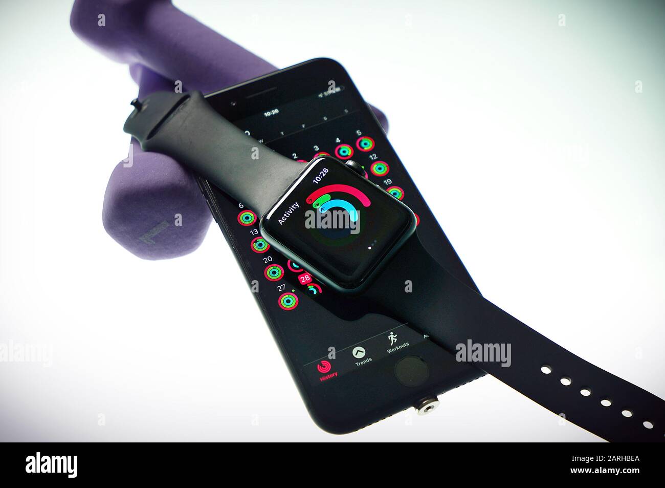 Montreal, Quebec, Kanada, 28. Januar 2020.Apple iwatch mit kleinen Trainingsdumbells.Montreal, Quebec, Kanada.Credit:Mario Beauregard/Alamy News Stockfoto