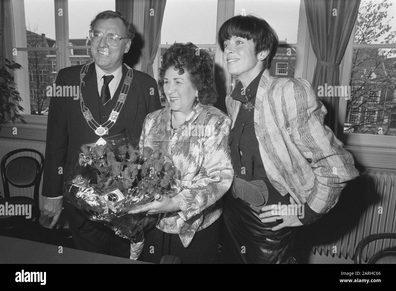 Sänger ohne Namen (Mary Servaes), Sonja Barend (r) und der Bürgermeister von im Zusammenhang mit dem Abschied von Mary Servaes Datum: 20. Oktober 1987 Schlüsselwörter: Bürgermeister, Sänger persönlicher Name: Barend, Sonja, Servaes-Bey, Mary Stockfoto