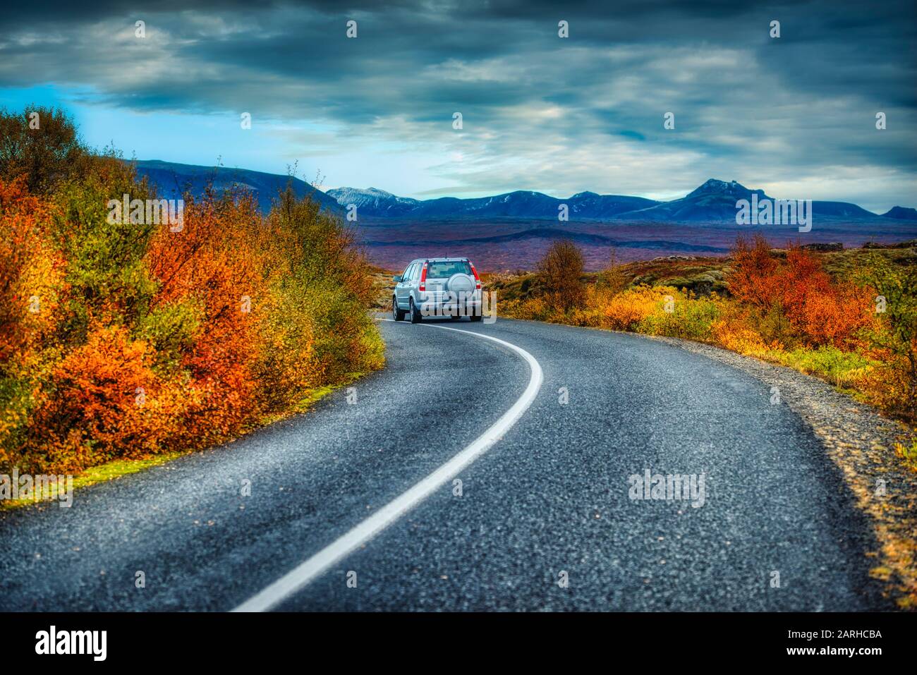 Ein Auto in der farbenfrohen isländischen Landschaft Stockfoto