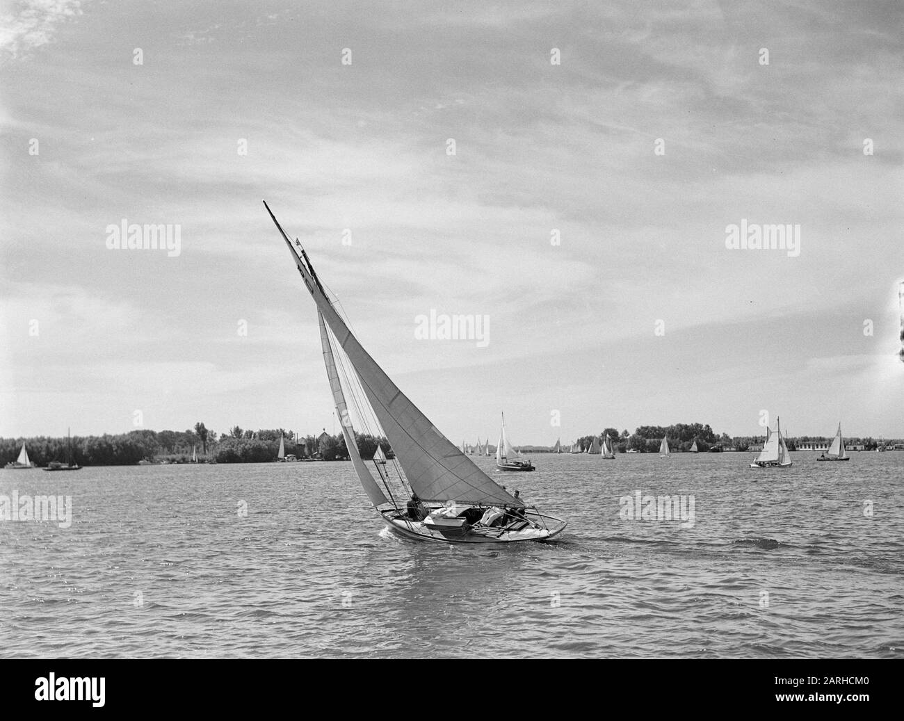 Segelboot OOP de Kaag Datum: August 1935 Ort: Kaag, Zuid-Holland Schlagwörter: Vergnügungsboot, Segeln, Wind, Segelschiffe Stockfoto