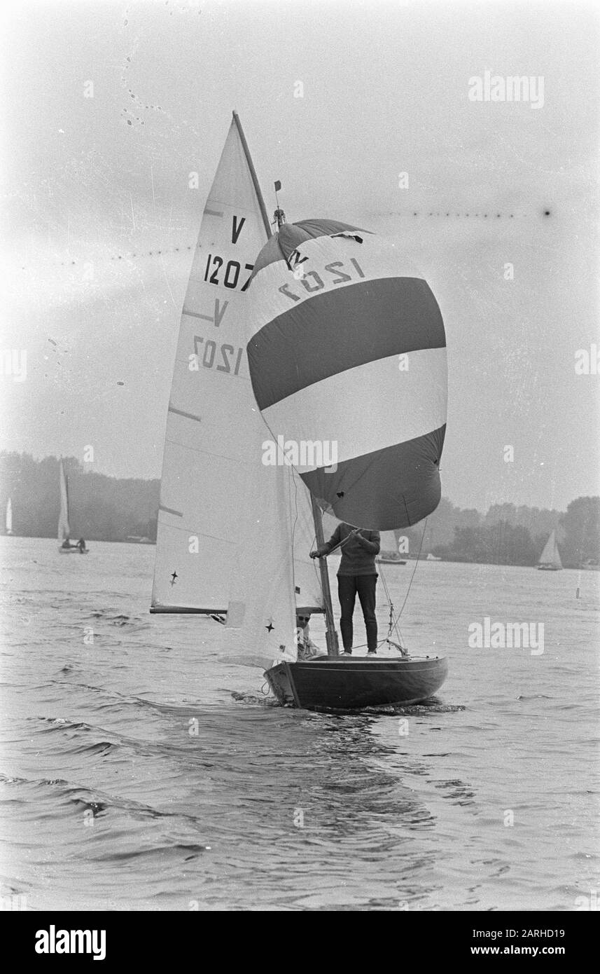 Segelspiele am neuen See, eine Freiheit in Aktion mit vollen Segeln Datum: 3. Juni 1967 Ort: Amsterdam Schlagwörter: Segeln Stockfoto