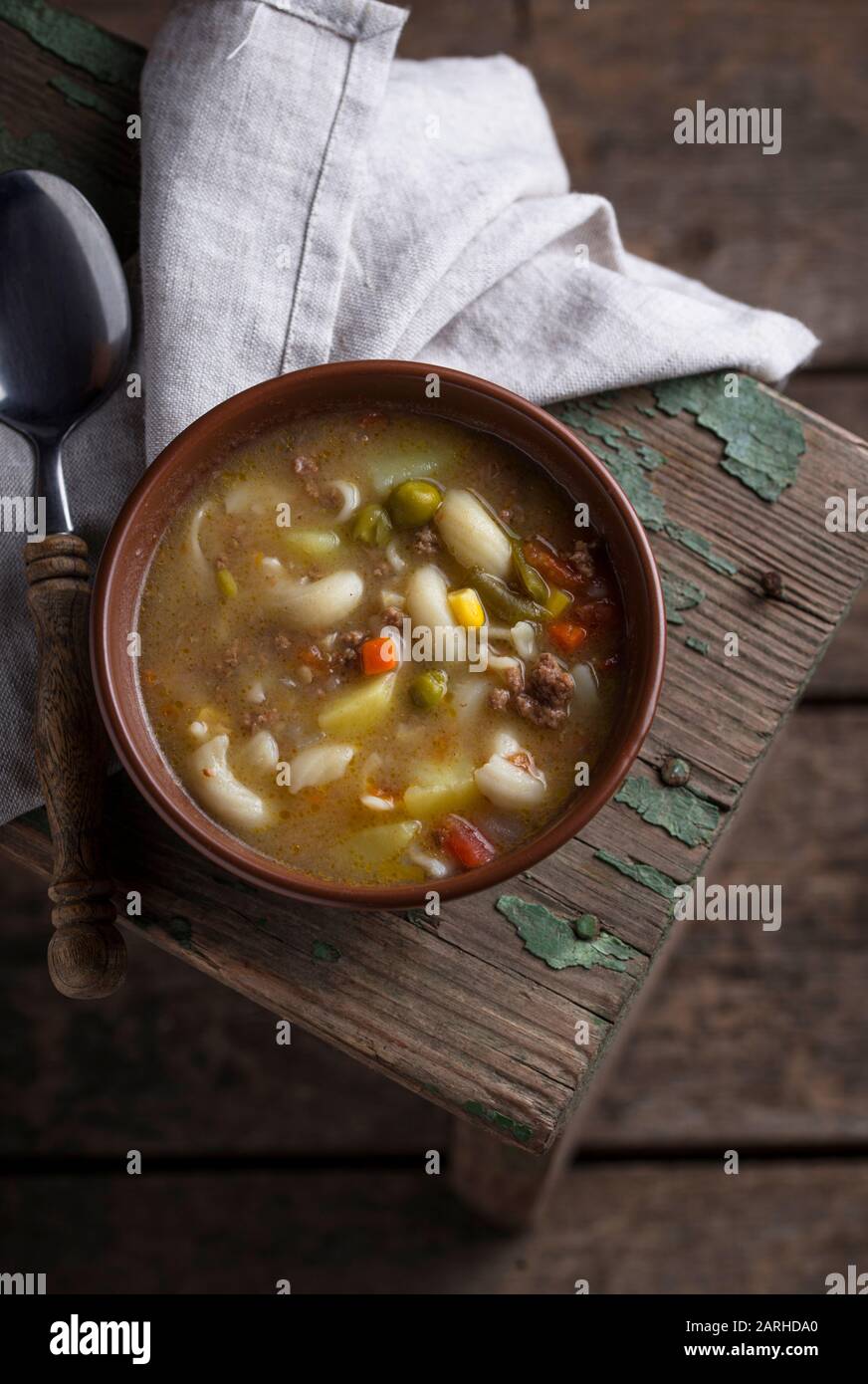 Suppe mit Gemüse- und Hackfleisch/Faschiertem Stockfoto