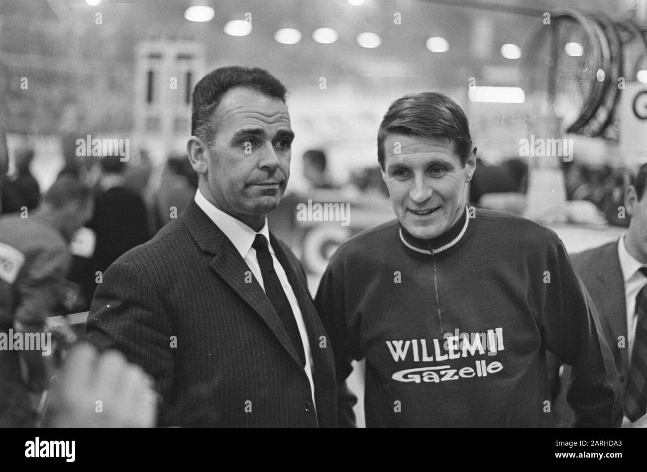 Sechs Tage Amsterdam, Nummer 17, 18 und 19 Peter Post en Rik van Steenbergen Datum: 7. Dezember 1967 Ort: Amsterdam, Noord-Holland Schlüsselwörter: ZEX Tage, Radsport persönlicher Name: Post, Peter, Steenbergen, Rik van Stockfoto