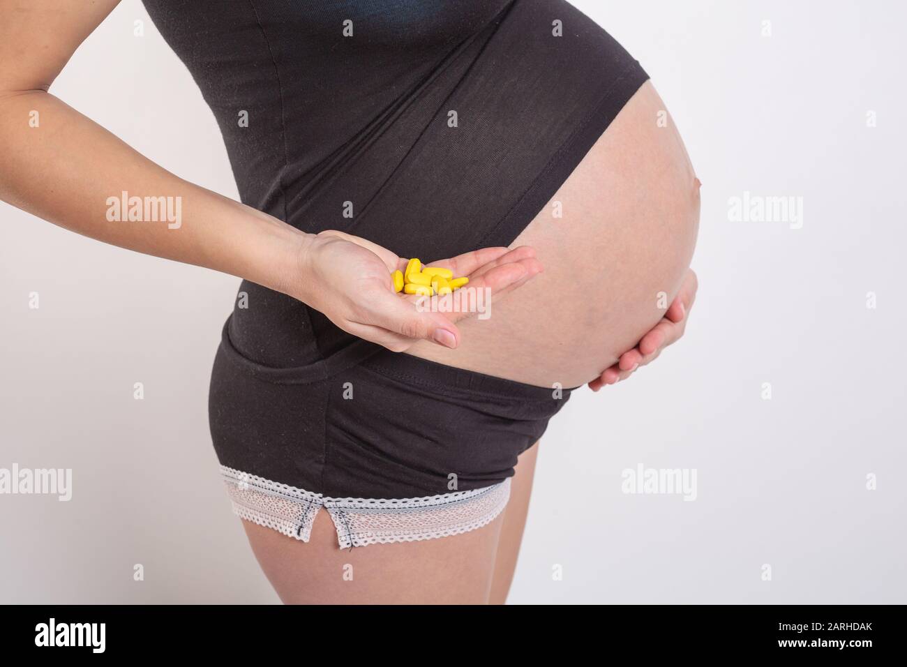 Schwangerschafts-, Menschen- und Gesundheitskonzept - Nahaufnahme von Schwangeren, Vitamine und Mineralstoffe für Schwangere. Medikamente während der Schwangerschaft nehmen Stockfoto