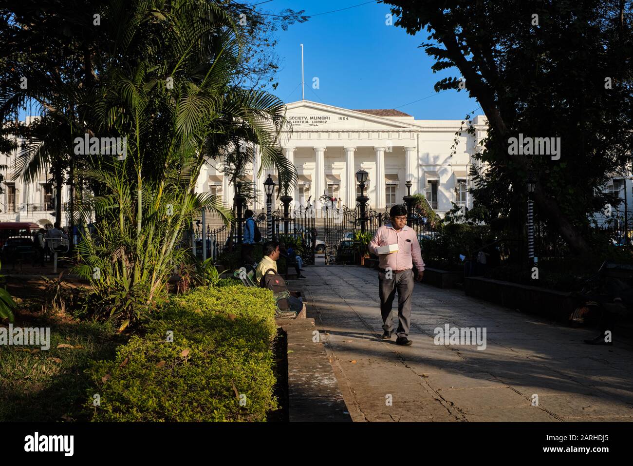 Horniman Circle Gardens mit dem Gebäude der Asiatic Society of Mumbai & State Central Library im Hintergrund; Mumbai, Indien Stockfoto