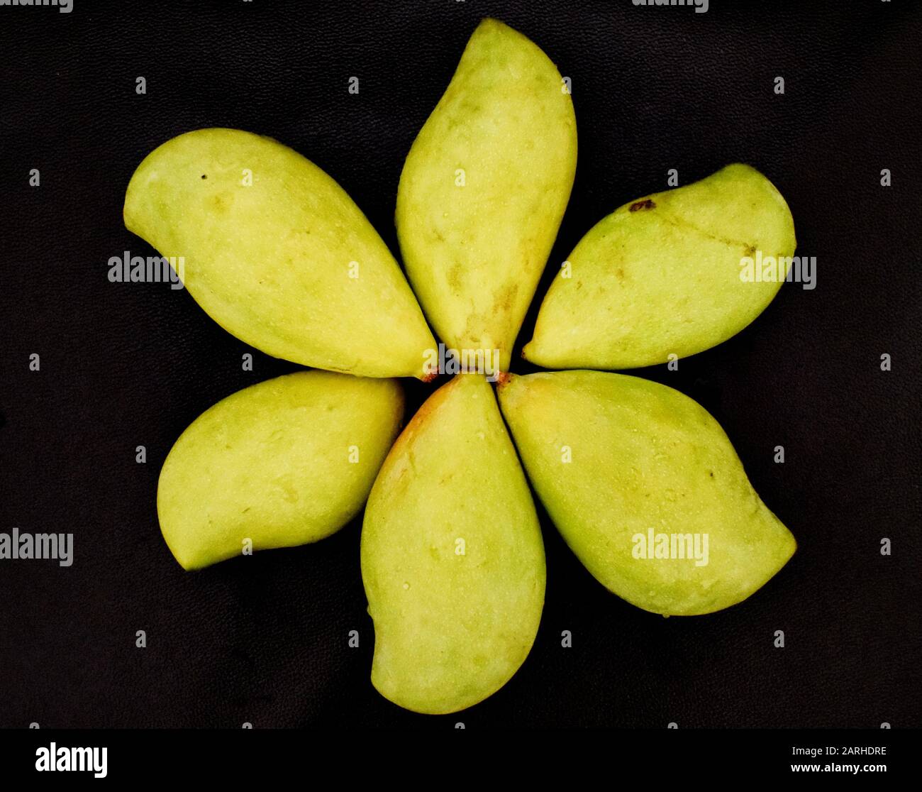 Grüne Mangos in einem Korb Stockfoto