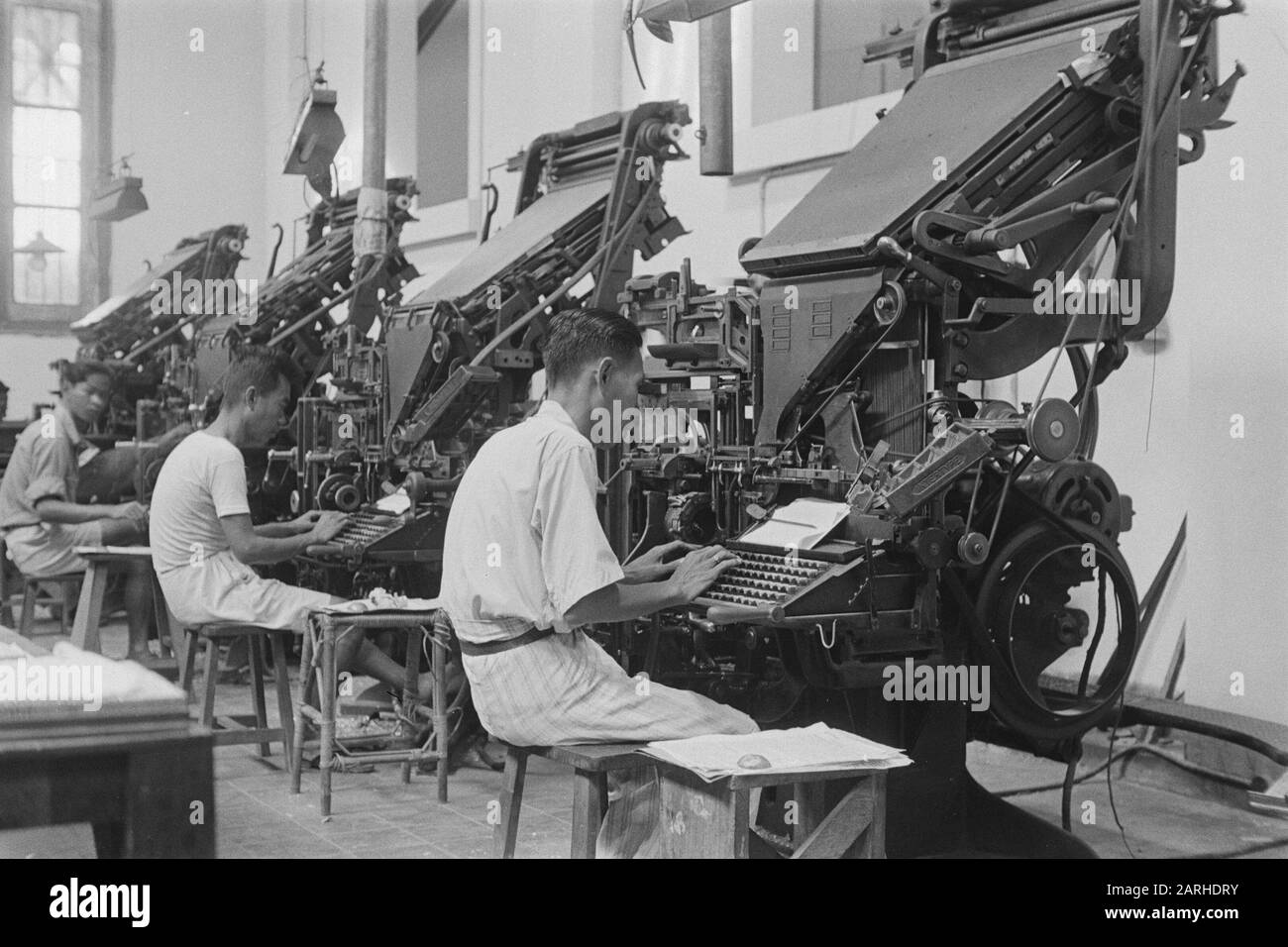 Reportage Making Magazine Saudara Seperdyuangan in Buchhandlung und Druckerei Visser & Co in Batavia Zetters. Druck der Zeitschrift Saudara Seperdyuangan (die malaiische Version von Brothers of Arms) Datum: März 1947 Ort: Indonesien, Niederländische Ostindien Stockfoto