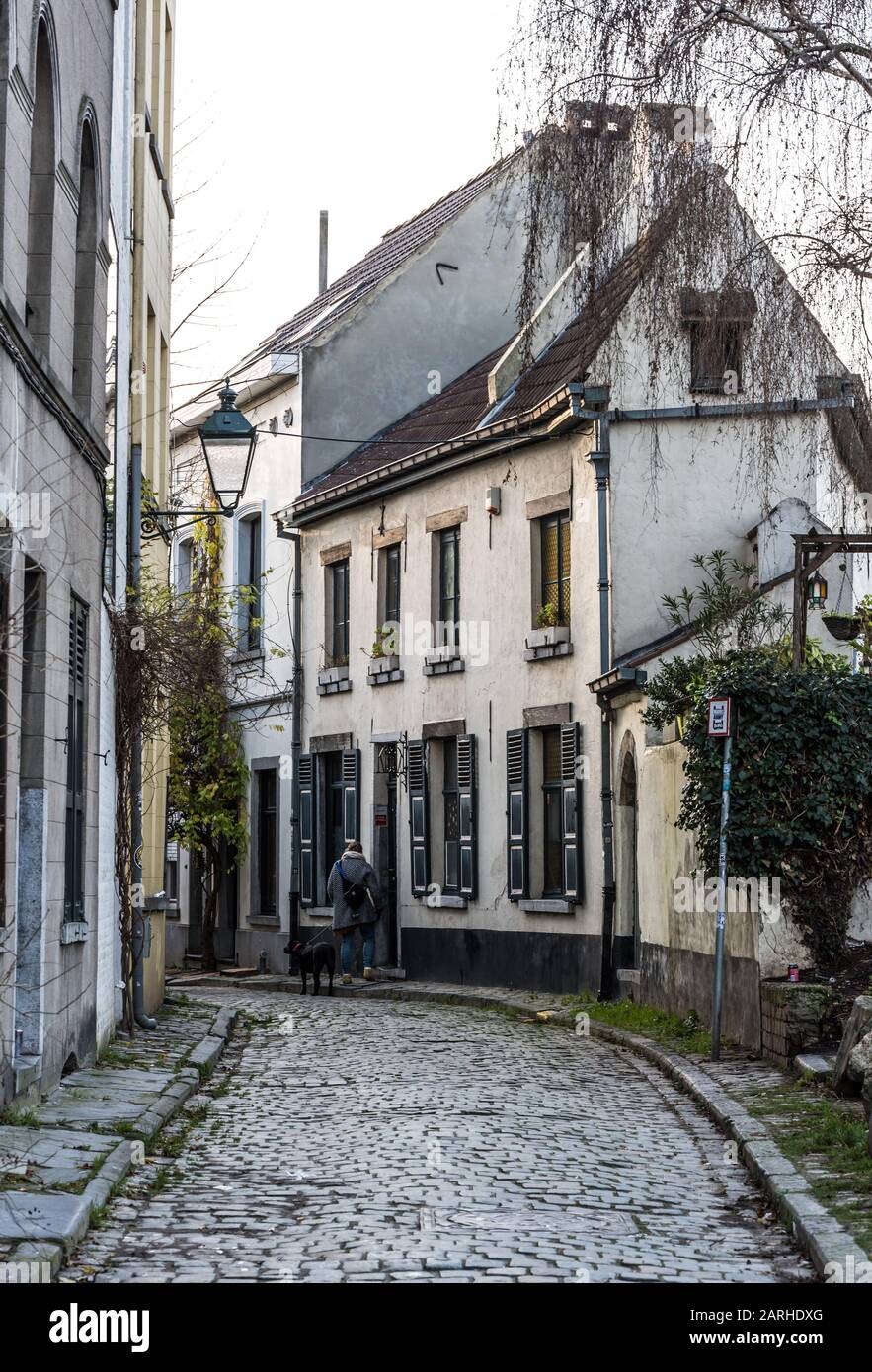 Anderlecht, Region Brüssel-Hauptstadt / Belgien - 10 30 2019: Idyllischer Blick über die mittelalterliche Rue Porselein Stockfoto