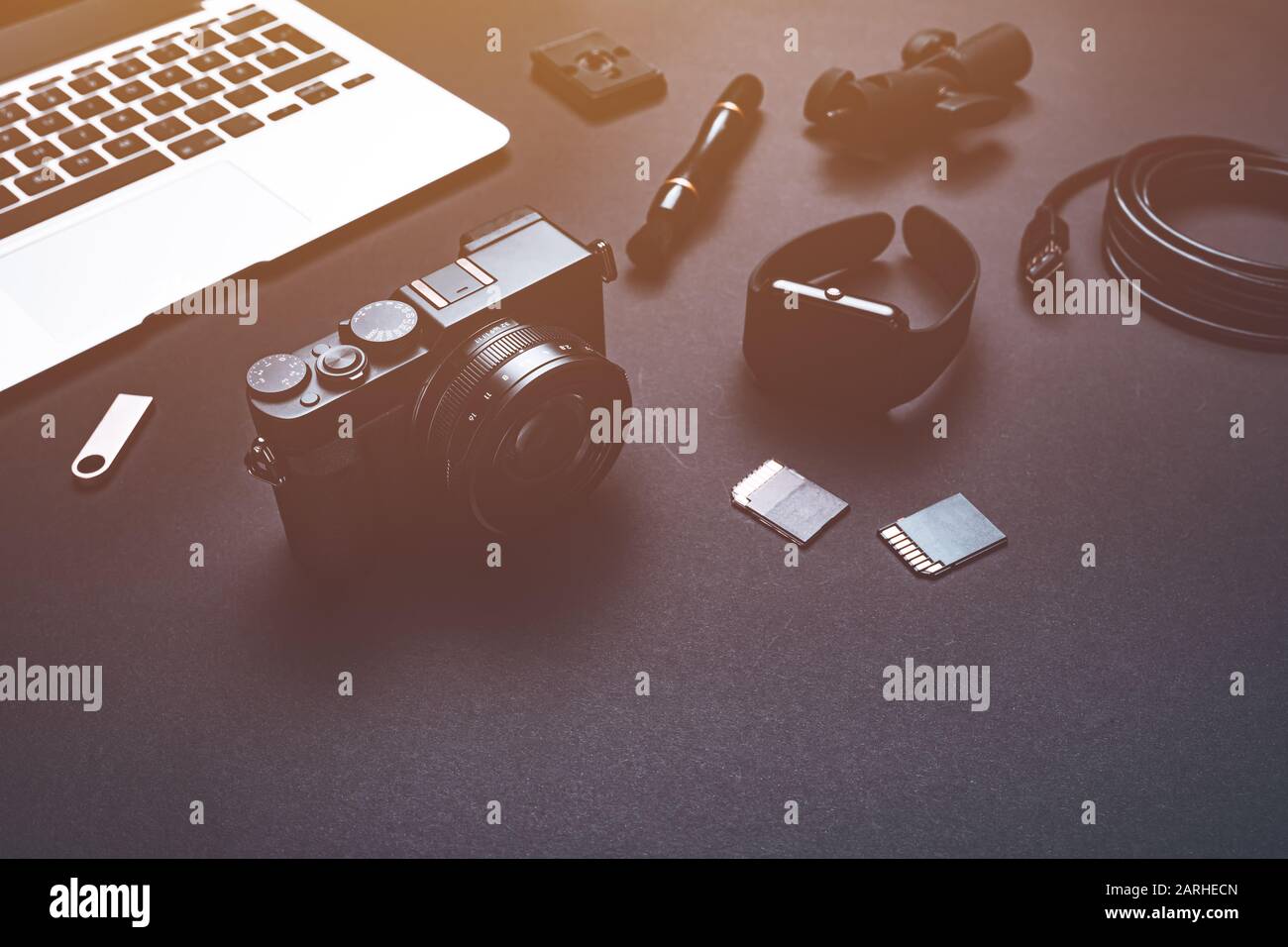 Fotoausrüstung auf dem Tisch, selektiver Fokus Stockfoto