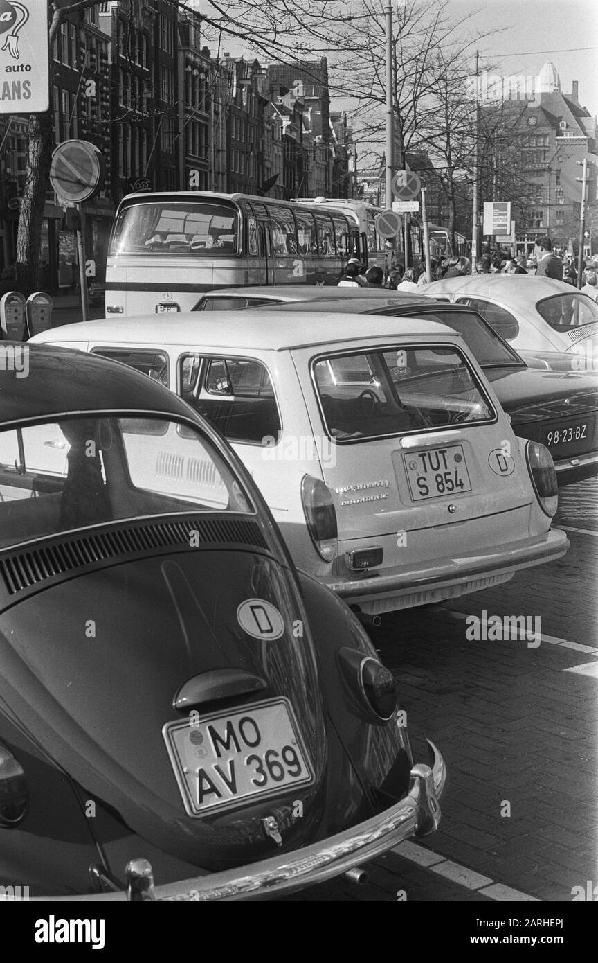 Viele Touristen in Amsterdam; Autos mit ausländischen Kennzeichen Datum: 1. Mai 1970 Standort: Amsterdam, Noord-Holland Schlüsselwörter: Zoll, Autos, Touristen Stockfoto