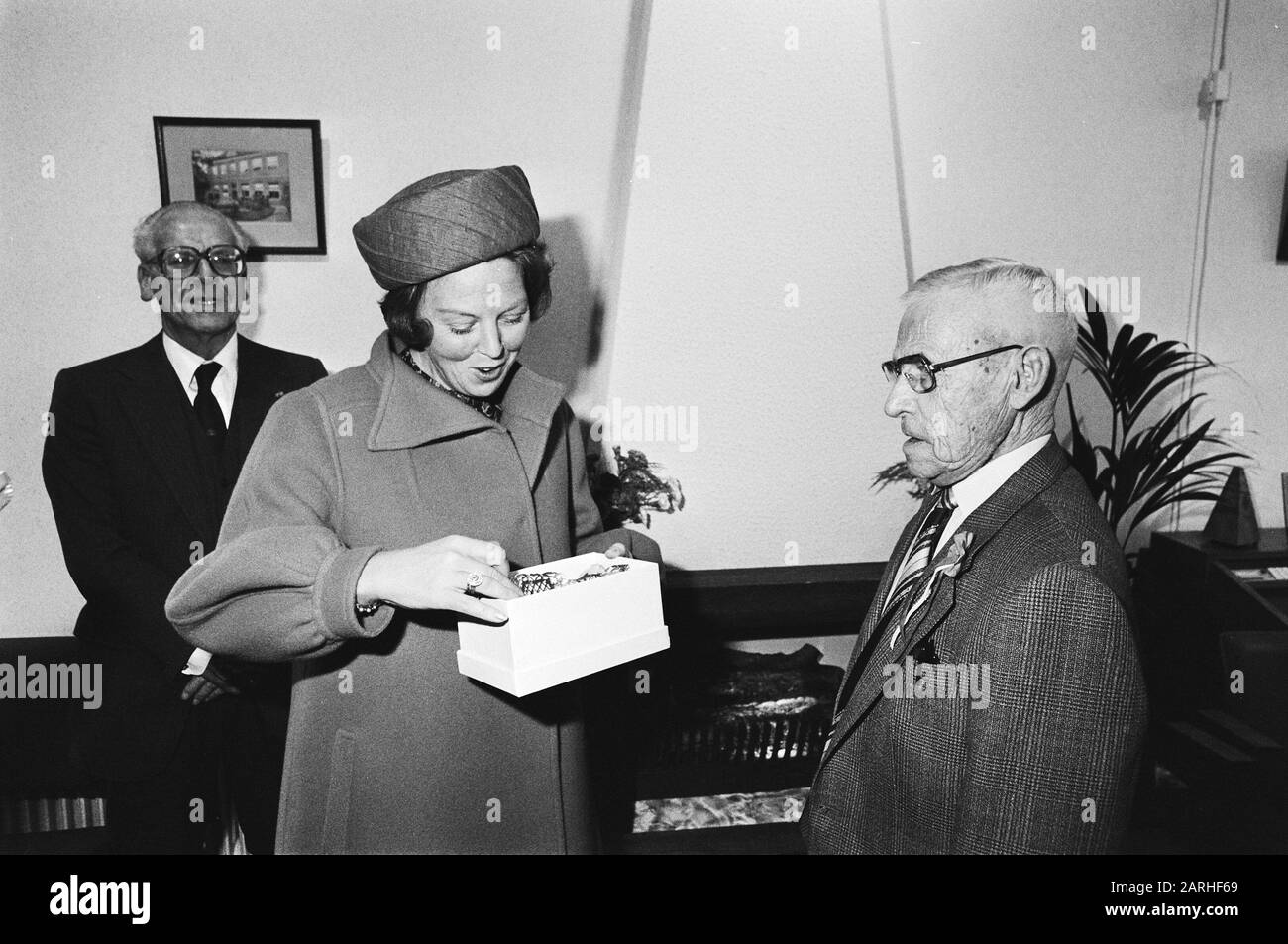 Der Besuch von Königin Beatrix in der Gemeinde Schoonhoven Silversmith A. de Rond, einer achtzigjährigen Bewohnerin des Hauses Sola Gratia, bietet ein Geschenk bis heute: 6. Oktober 1982 Schlüsselwörter: Besuche, Geschenke, Pflegeheime, Silberschmiede persönlicher Name: Beatrix, Königin, Runde, A. Der Stockfoto