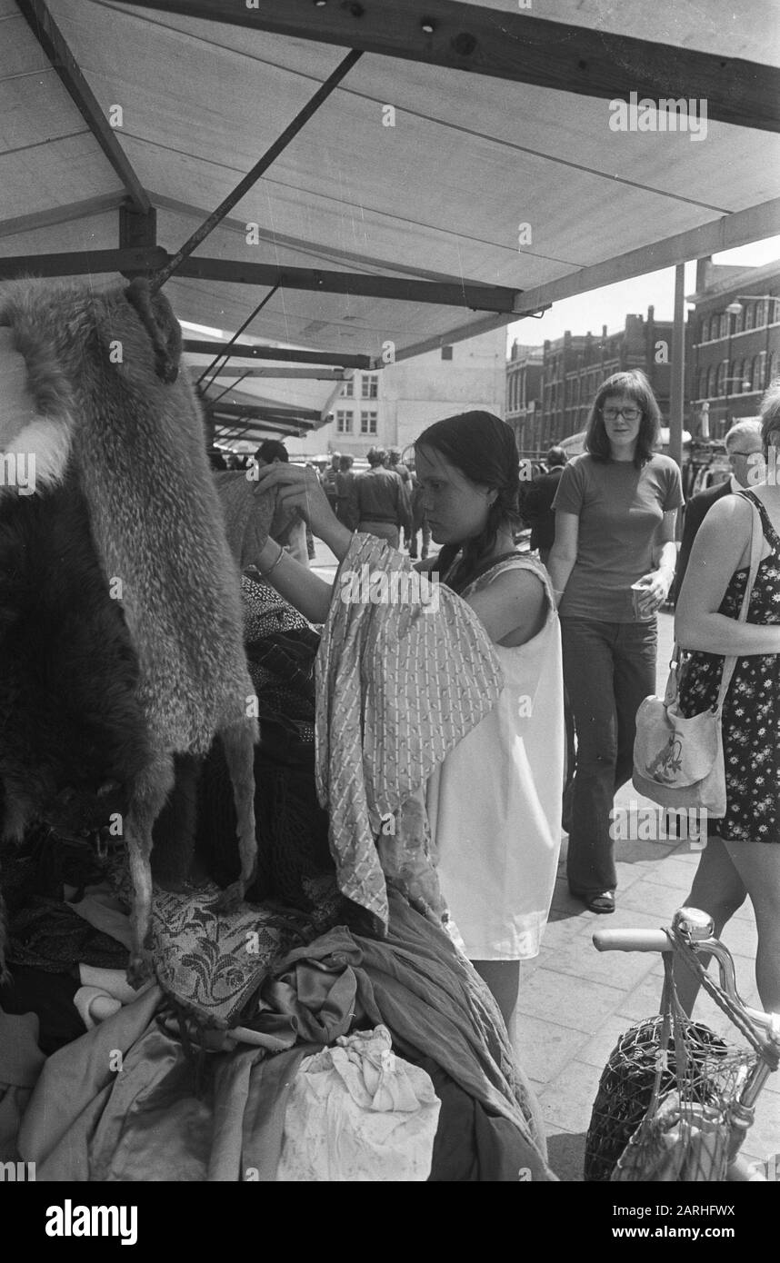 Sommerkleidung am Waterlooplein kaufen Datum: 25. Juni 1973 Ort: Amsterdam, Noord-Holland Schlüsselwörter: Stände Stockfoto