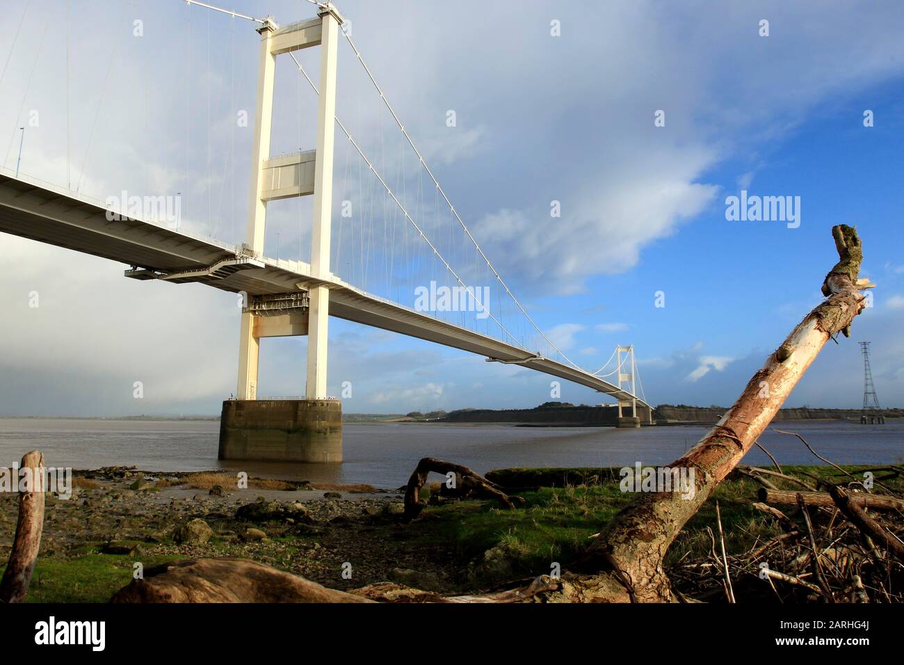 Großbritannien Wetter - Beachley, Gloucestershire, Großbritannien. Januar 2020. Blauer Himmel über der M48 Severn Bridge, dem ursprünglichen Brückenübergang über den Fluss Severn von England nach Wales, der seit der Aufhebung der Maut im Dezember 2018 einen Nutzungsanstieg von 32 % verzeichnen konnte, was Verkehrsprobleme in der Stadt Chepstow auf der walisischen Seite der Brücke verursachte. Kredit: Andrew Higgins/Thousand Word Media Ltd/Alamy Live News Stockfoto