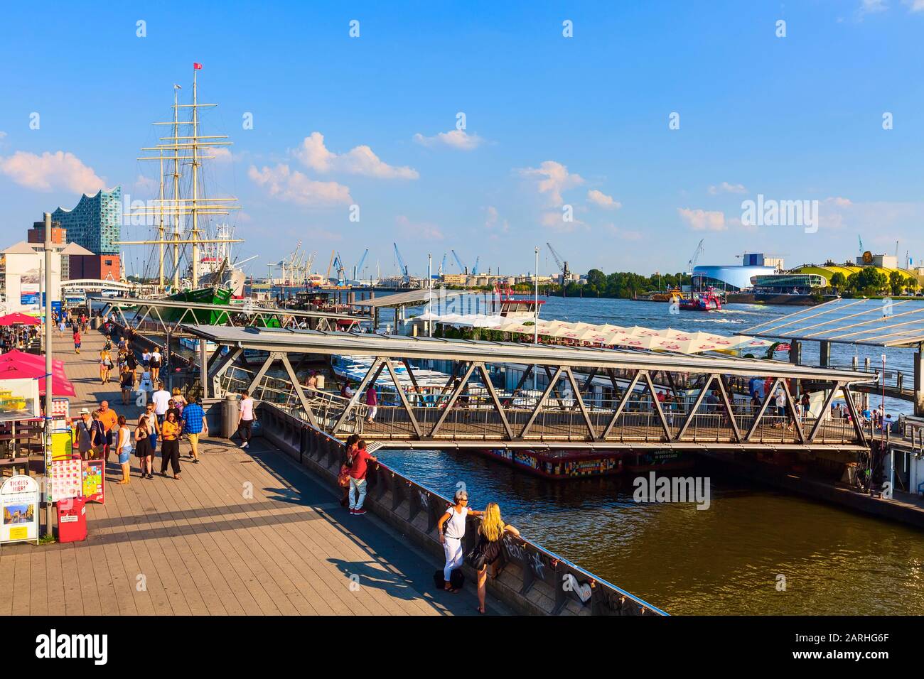 Hamburg, 26. Juli 2018: Altes Schiff mit Restaurant an der Elbe, Hamburger Landungsbrücken Hafenpanorama Stockfoto