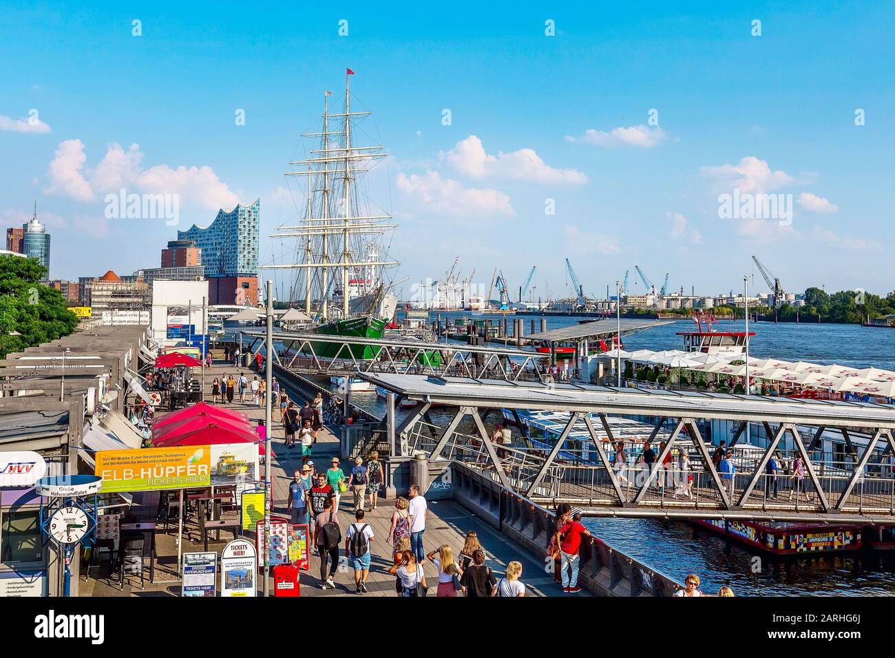 Hamburg, Deutschland - 26. Juli 2018: altes Schiff mit Restaurant auf Elbe, Hamburger Landungsbrücken Hafen Stockfoto