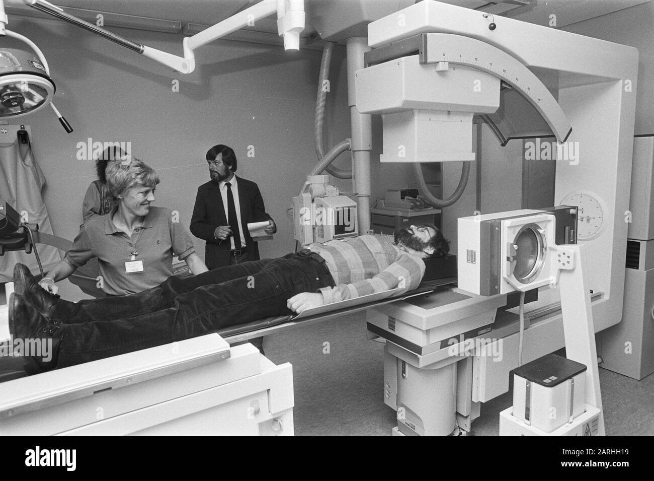 Das Krankenhaus Zuiderzee in Lelystad führt eine Studie mit einhundert Freiwilligen durch; Patient in der rontgen-Abteilung Datum: 17. August 1982 Standort: Flevoland, Lelystad Schlüsselwörter: Patienten, Röntgenabteilungen, Krankenhäuser Stockfoto