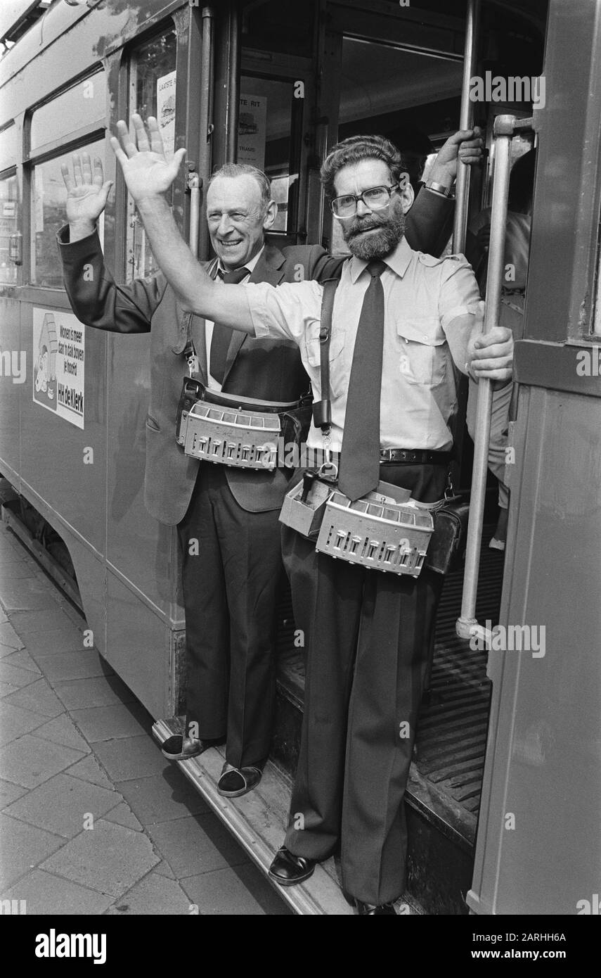 Letzte Straßenbahnleiter in unserem Land verabschieden sich in Rotterdam Und Winken den Dirigenten Frans van Riemsbergen (l) und Steef Arends während ihrer letzten Reise Datum: 9. Juli 1983 Ort: Rotterdam, Zuid-Holland Schlüsselwörter: Dirigenten, Reorganisationen, Straßenbahnen Personenname: ARENDS, Steef, Riemsbergen, französischer Lieferwagen Stockfoto