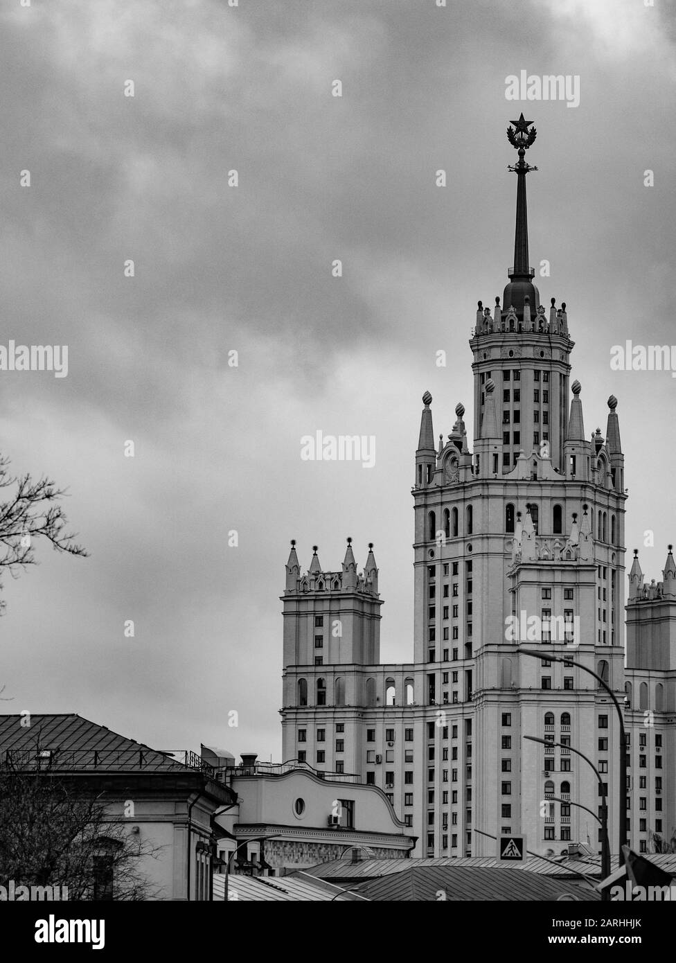 Das hochgelegene, markante Wohnhaus am Kotelnicheskaja-Embankment in Yauza in den Jahren 1938-1952 in Moskau ist eines von sieben, die von Stalin-Wolkenkratzern i realisiert wurden Stockfoto