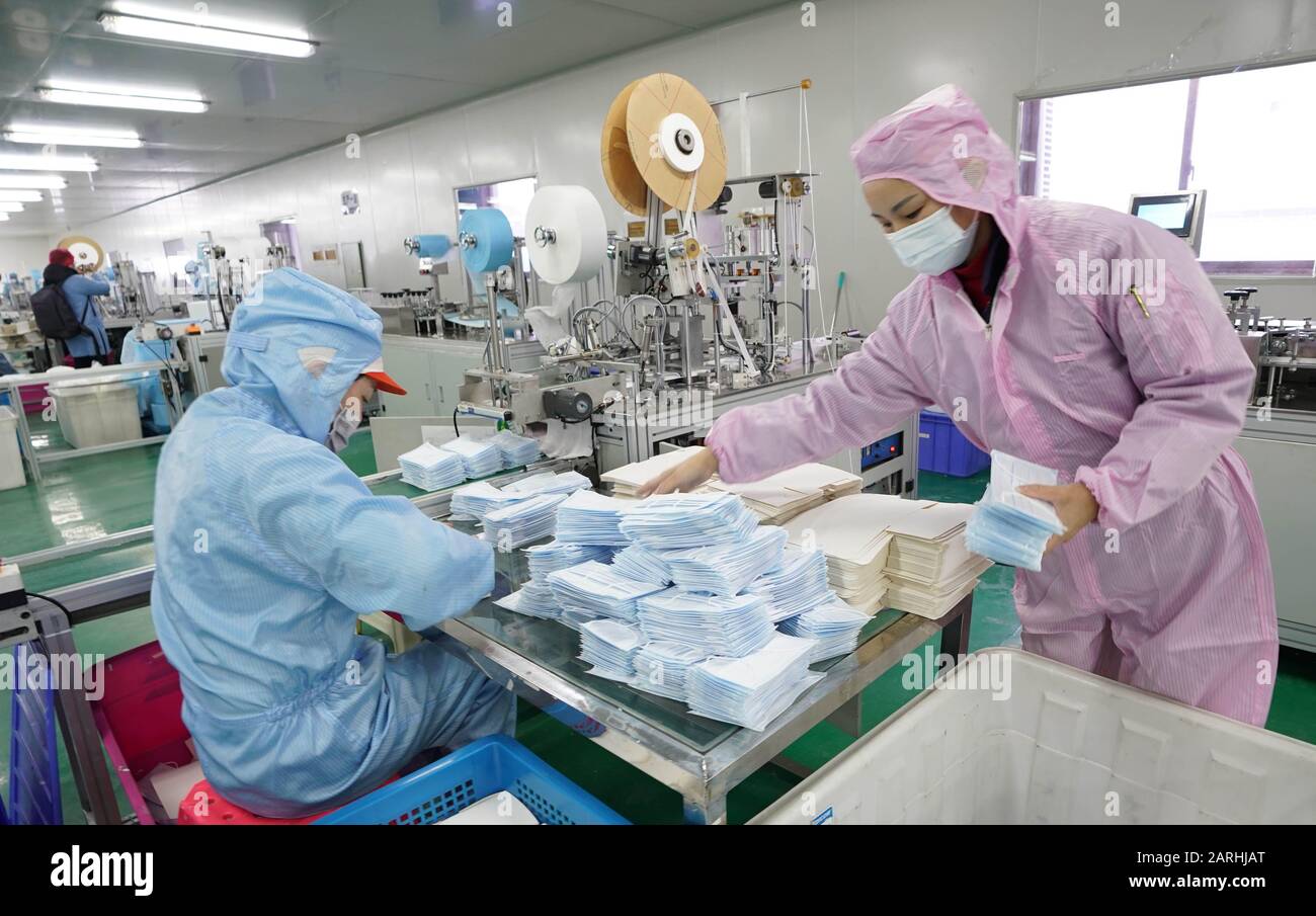 Wuhan, Chinas Provinz Hubei. Januar 2020. Arbeiter stellen Gesichtsmasken in der Werkstatt eines Unternehmens in Wuhan, der zentralen chinesischen Provinz Hubei, am 28. Januar 2020 her. Um den Ausbruch einer Lungenentzündung zu bekämpfen, die durch neuartige Coronavirus verursacht wurde, eilten Arbeiter der örtlichen medizinischen Materialunternehmen in der Provinz Hubei zurück zur Arbeit, um Schutzmasken, Kleidung und andere Schutzausrüstungen für die Versorgung zu fertigen. Credit: Cai Yang/Xinhua/Alamy Live News Stockfoto