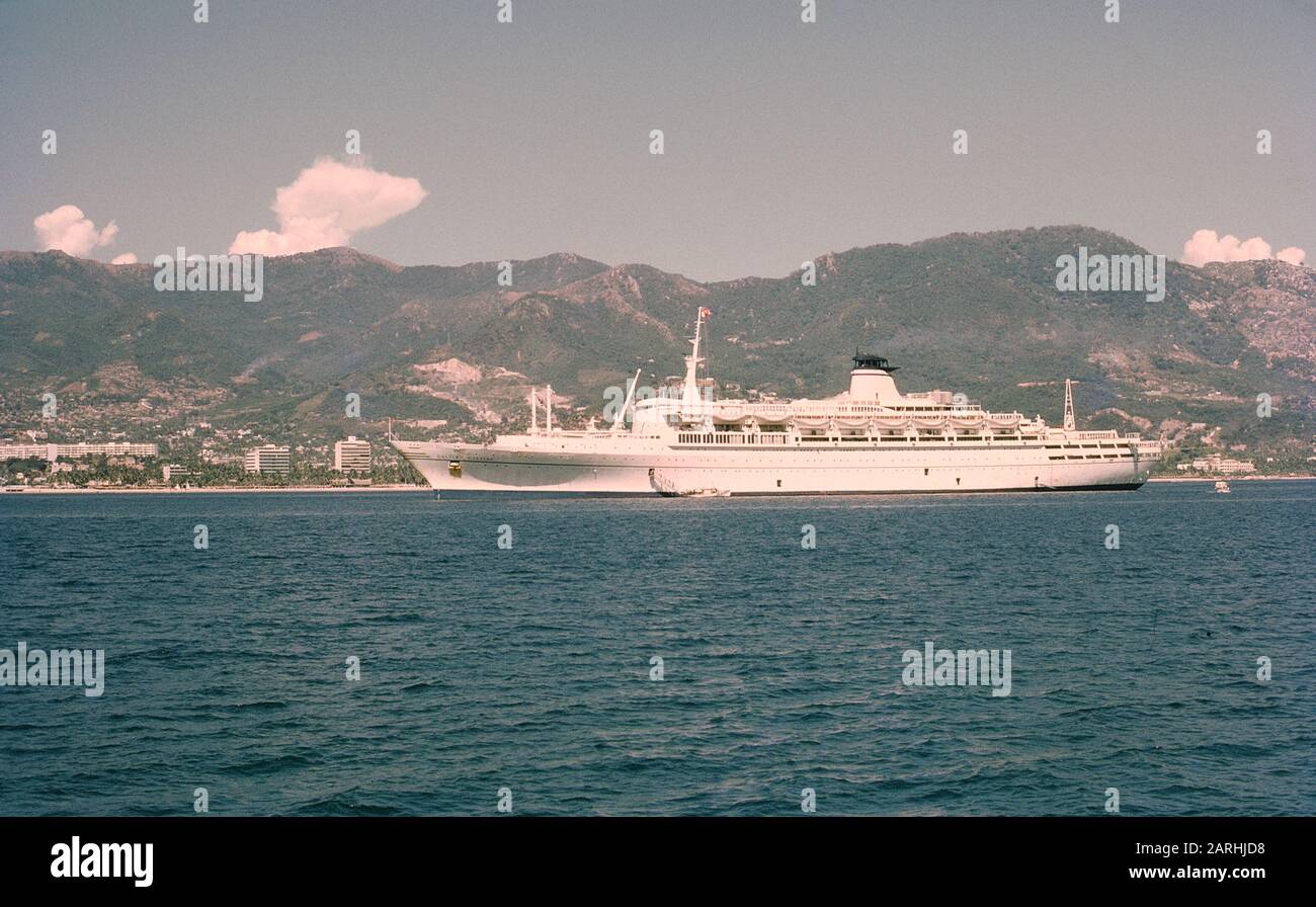 1973. SS Galileo Galilei überträgt Passagiere in den Hafen. SS Galileo Galilei war ein Ozeandampfer, der 1963 von Cantieri Riuniti dell' Adriatico, Monfalcone, Italien für Lloyd Triestinos Dienst Italien-Australien gebaut wurde. 1979 wurde sie zum Kreuzfahrtschiff umgebaut und fuhr anschließend unter den Namen Galileo und Meridian. Sie sank 1999 in der Straße von Malakka als Sun Vista. Stockfoto
