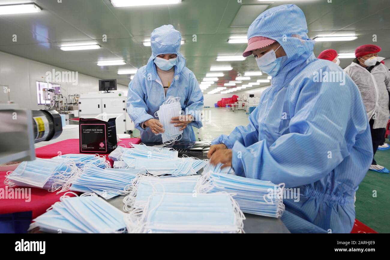 Wuhan, Chinas Provinz Hubei. Januar 2020. Arbeiter stellen Gesichtsmasken in der Werkstatt eines Unternehmens in Wuhan, der zentralen chinesischen Provinz Hubei, am 28. Januar 2020 her. Um den Ausbruch einer Lungenentzündung zu bekämpfen, die durch neuartige Coronavirus verursacht wurde, eilten Arbeiter der örtlichen medizinischen Materialunternehmen in der Provinz Hubei zurück zur Arbeit, um Schutzmasken, Kleidung und andere Schutzausrüstungen für die Versorgung zu fertigen. Credit: Cai Yang/Xinhua/Alamy Live News Stockfoto