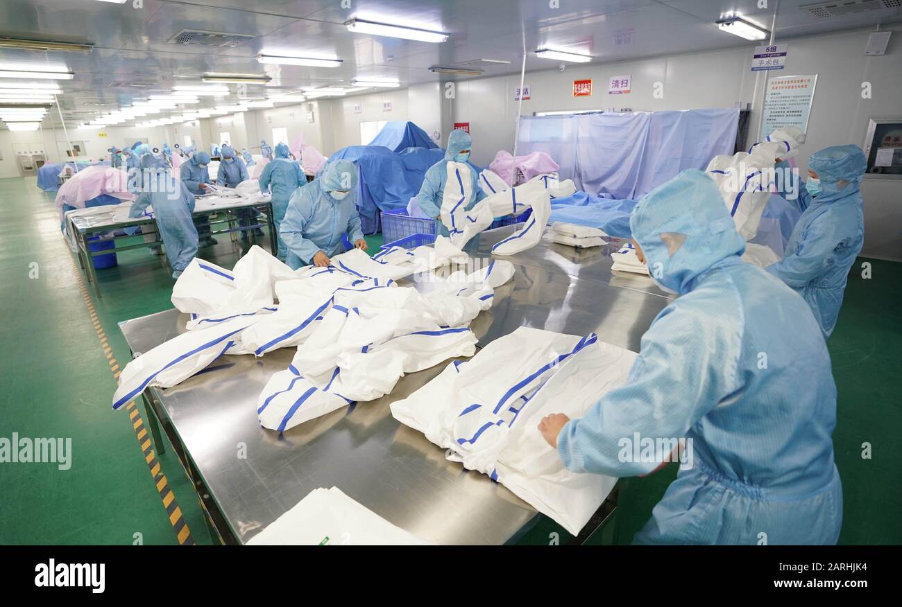 Wuhan, Chinas Provinz Hubei. Januar 2020. Arbeiter treffen Schutzanzüge in der Werkstatt eines Unternehmens in Wuhan, der zentralen chinesischen Provinz Hubei, 28. Januar 2020. Um den Ausbruch einer Lungenentzündung zu bekämpfen, die durch neuartige Coronavirus verursacht wurde, eilten Arbeiter der örtlichen medizinischen Materialunternehmen in der Provinz Hubei zurück zur Arbeit, um Schutzmasken, Kleidung und andere Schutzausrüstungen für die Versorgung zu fertigen. Credit: Cai Yang/Xinhua/Alamy Live News Stockfoto