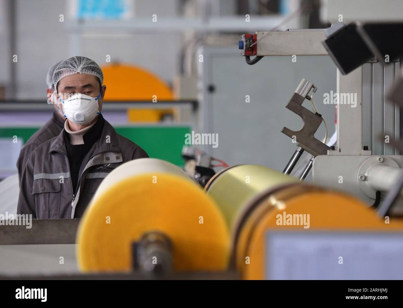 Wuhan, Chinas Provinz Hubei. Januar 2020. Arbeiter inspizieren die Herstellung von Schutzmaterialien in der Werkstatt eines Unternehmens in Xiantao, der zentralchinesischen Provinz Hubei, 28. Januar 2020. Um den Ausbruch einer Lungenentzündung zu bekämpfen, die durch neuartige Coronavirus verursacht wurde, eilten Arbeiter der örtlichen medizinischen Materialunternehmen in der Provinz Hubei zurück zur Arbeit, um Schutzmasken, Kleidung und andere Schutzausrüstungen für die Versorgung zu fertigen. Kredit: Li He/Xinhua/Alamy Live News Stockfoto