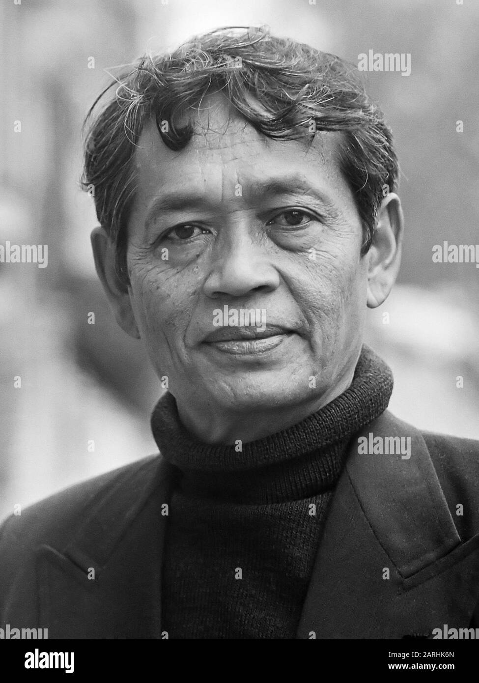 ' indonesischer Journalist/Autor Mochtar Lubis während einer Reise in die Niederlande. April 1979. Diese Version wurde digital wiederhergestellt, um Staub aus seiner Jacke und an anderer Stelle auf dem Foto zu entfernen. Nederlands: Indonesischer Journalist/schrijver Mochtar Lubis 5. april 1979; ' Stockfoto