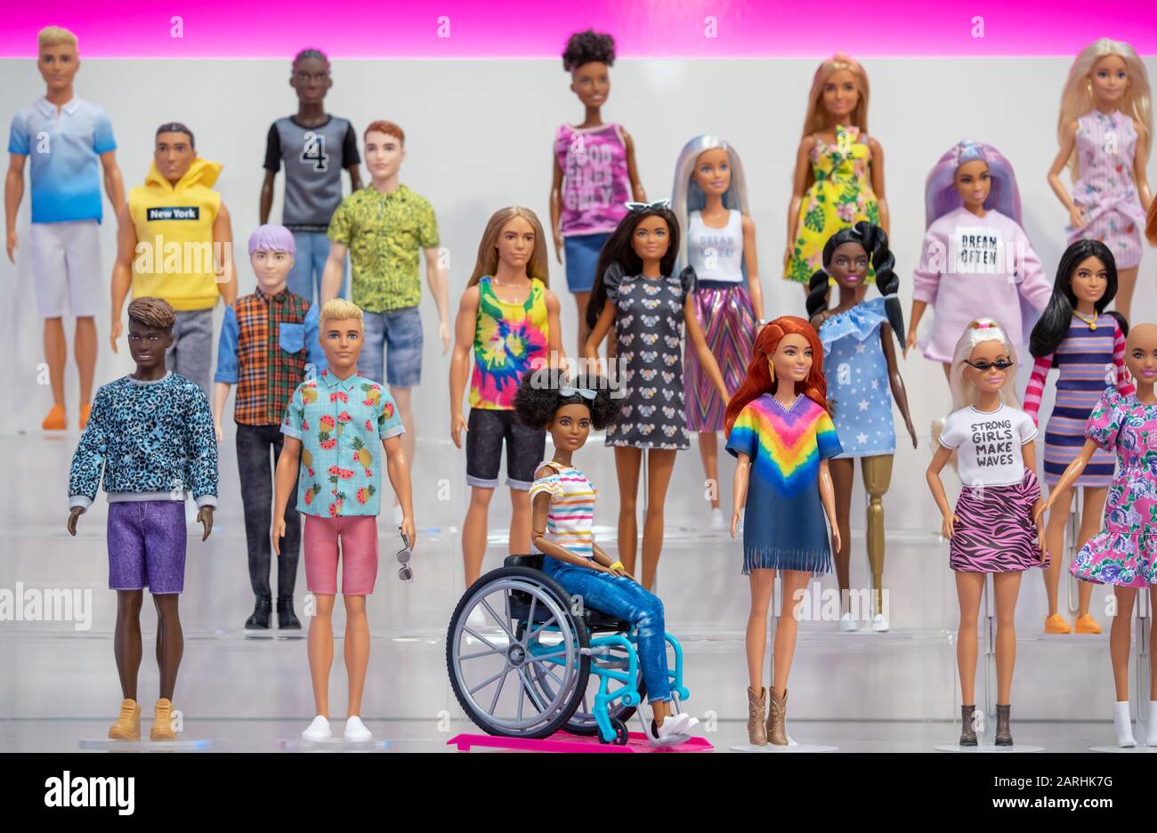 28. Januar 2020, Bayern, Nürnberg: Barbie-Puppen aus der Fashionistas-Linie  des US-amerikanischen Spielzeugherstellers Mattel sind auf dem Stand des  Unternehmens auf der Internationalen Spielwarenmesse zu sehen. Mattel will  bis 2030 auf nachhaltige ...