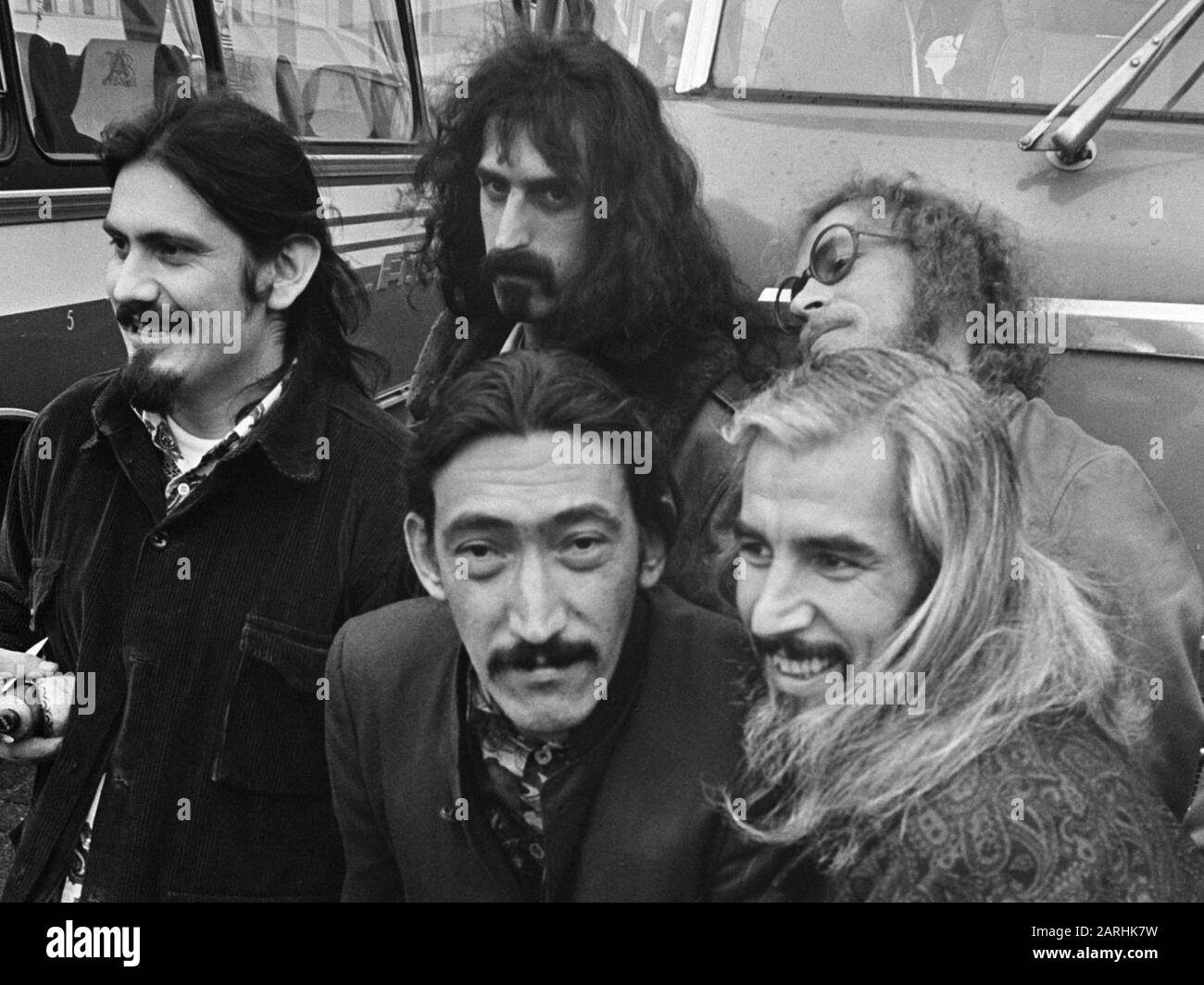 "Die Mütter der Erfindung auf Schiphol, Oktober 1968. Back Row: Roy Estrada, Frank Zappa, Don Preston. Vordere Reihe: Jimmy Carl Black, Bunk Gardner. Nederlands: The Mothers of Invention, Amerikaanse groep bij aankomst Schiphol 17. Oktober 1968; ' Stockfoto