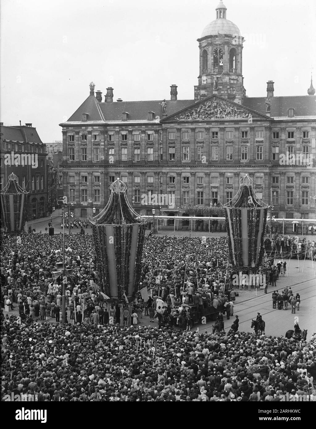 Abdankung Königin Wilhelminas/Einweihung der Königin Juliana Abdankung Königin Wilhelminas. DAM-Übersicht während der Balkon-Szene. Datum: 4. September 1948 Ort: Amsterdam, Noord-Holland Schlüsselwörter: Abdikationen, Königshaus, Öffentlichkeit Stockfoto