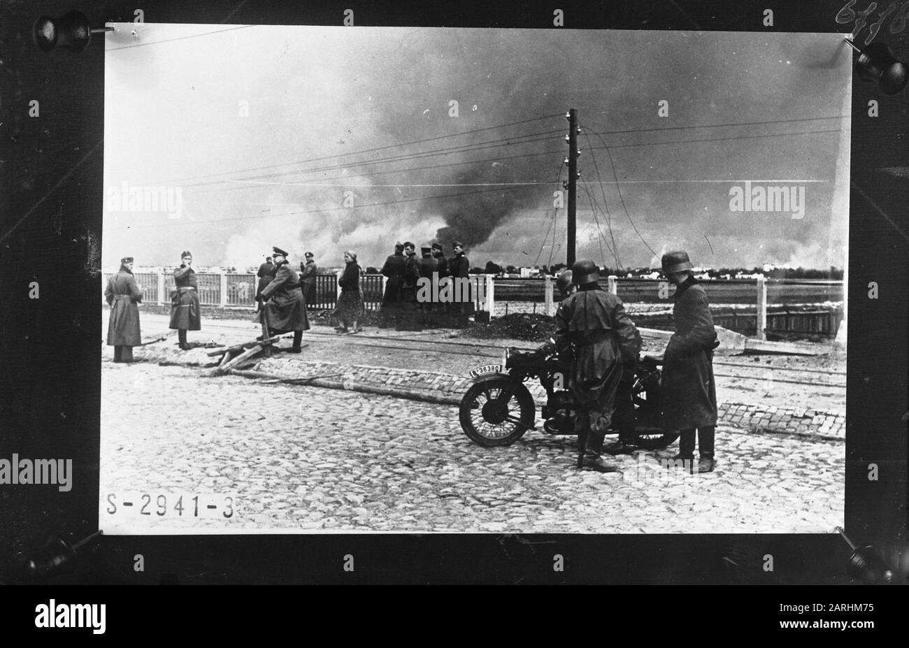 Deutsche Soldaten stehen auf einer Straße. In the Distance Puffs Annotation: Repronegative Date: 1945 Keywords: Army, World war II Stockfoto