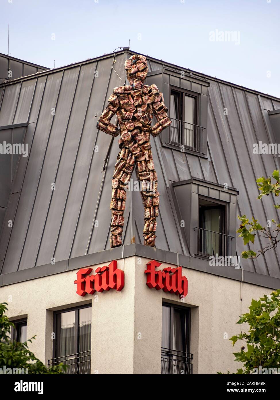 KÖLN, DEUTSCHLAND - 05. JULI 2019: Die Skulptur Fruehman (aus Bierdosen) auf dem Dach des Eden Hotel Frueh am Dom Stockfoto