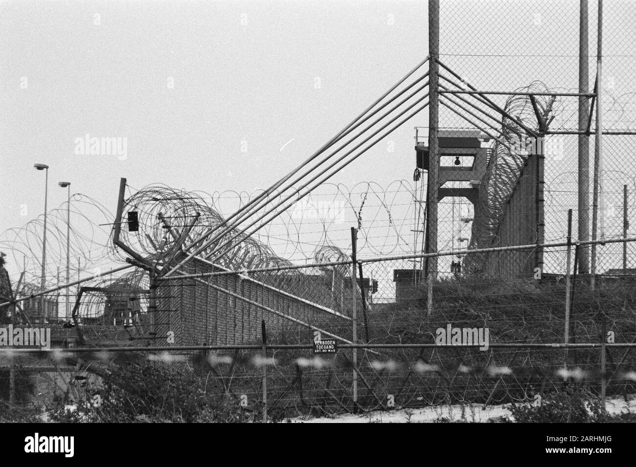 Sicherheitsmaßnahmen in der Kernzentrale Dodewaard, zehn Kilometer Stacheldraht, um Zäune unzugänglich zu machen Datum: 11. Oktober 1980 Ort: Deadworth Schlüsselwörter: Fens, BARD-DRAHT, SICHERHEITSMASSNAHMEN Stockfoto