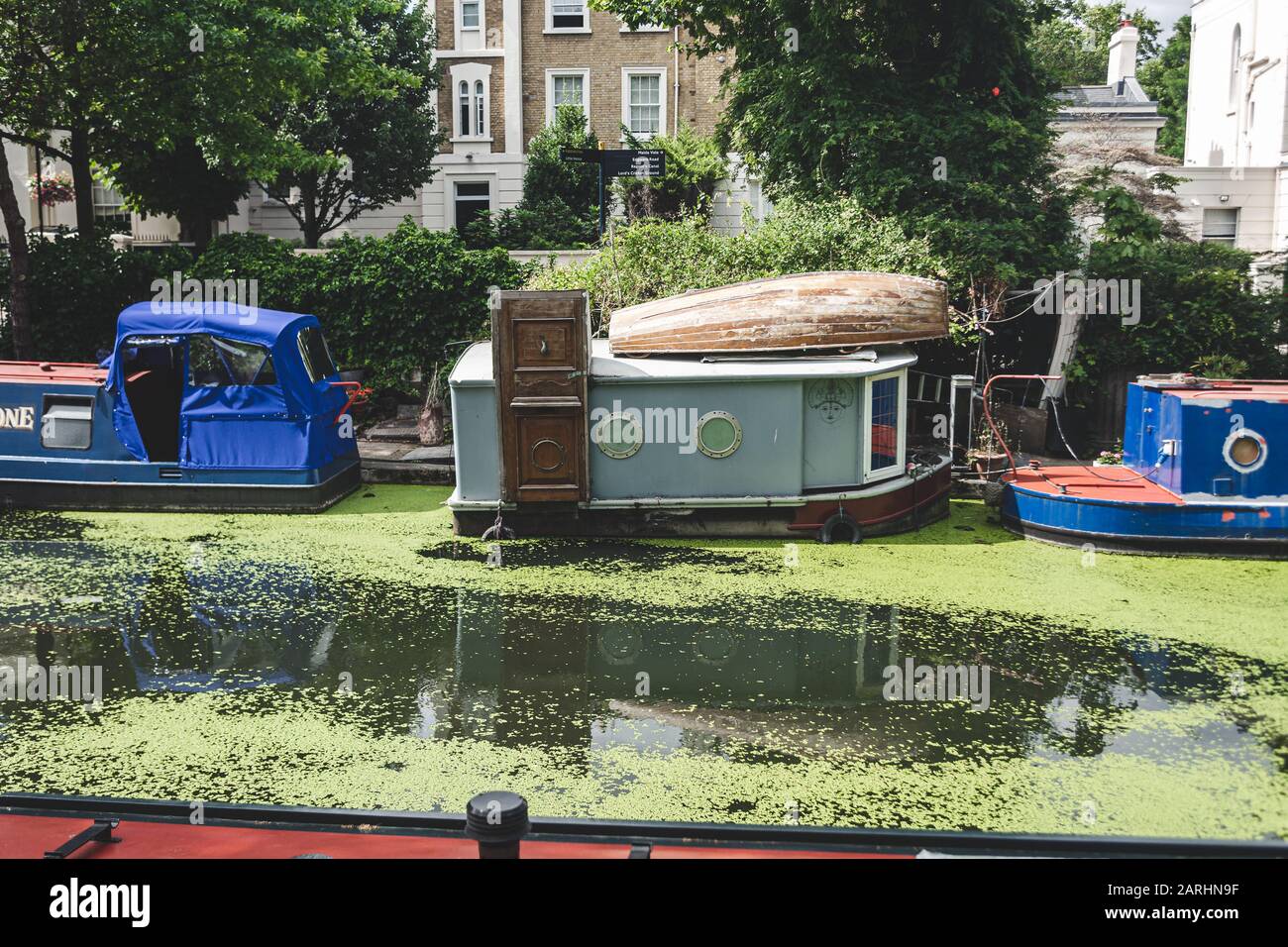 London/Großbritannien - 17/07/2019: Schmalboote moorierten entlang des Regents-Kanals in Little Venice. Ein Schmalboot ist ein Boot von einem bestimmten Design, das auf die na passt Stockfoto