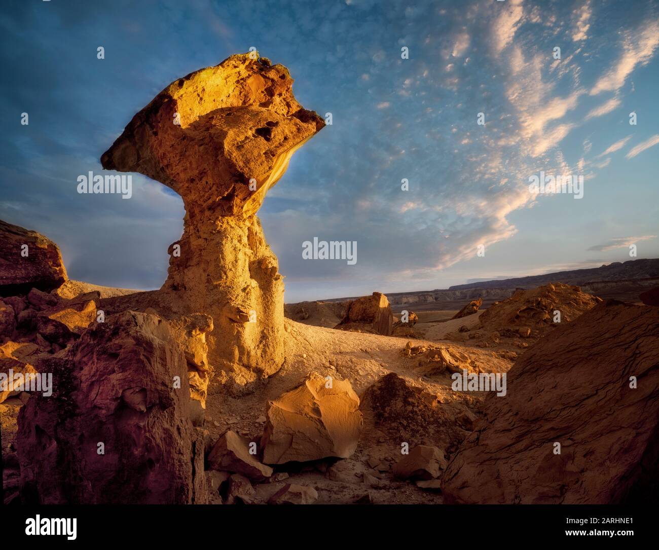 Ausbalancieren von Felsen bei Sonnenuntergang. Glenn Canyon National Recreation Area, Utah Stockfoto