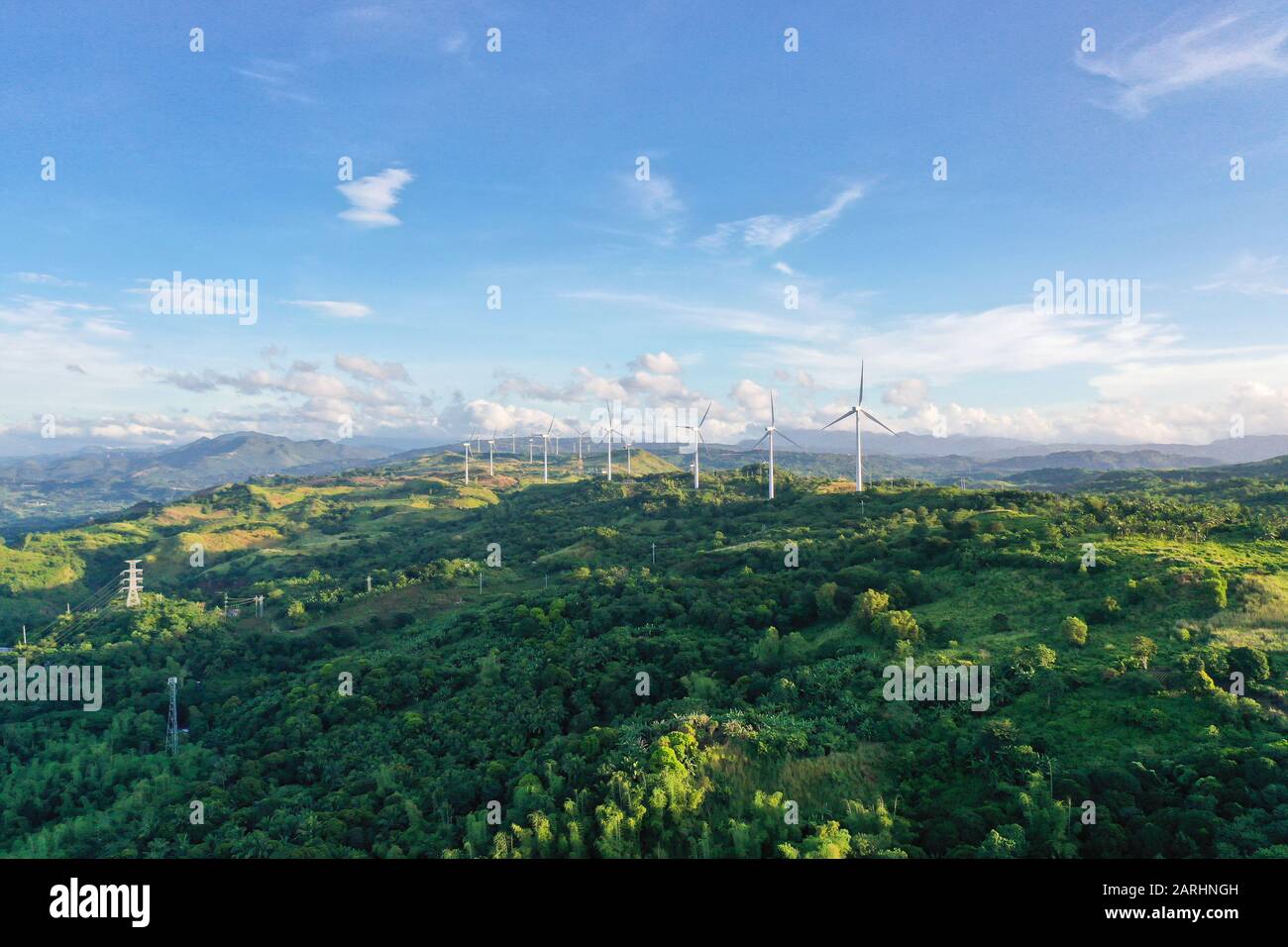 Luftbild von Windkraftanlagen und Windmühlen zur Stromerzeugung auf den Philippinen, Luzon. Schöne Landschaft am frühen Morgen. Stockfoto