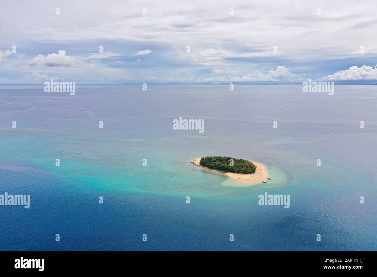Tropische Insel mit Sandstrand im blauen Meer mit Korallenriffen, Draufsicht. Rosa Insel, Philippinen. Reisekonzept: Tropischer Sandstrand und türkisfarbenes Wasser von oben. Stockfoto