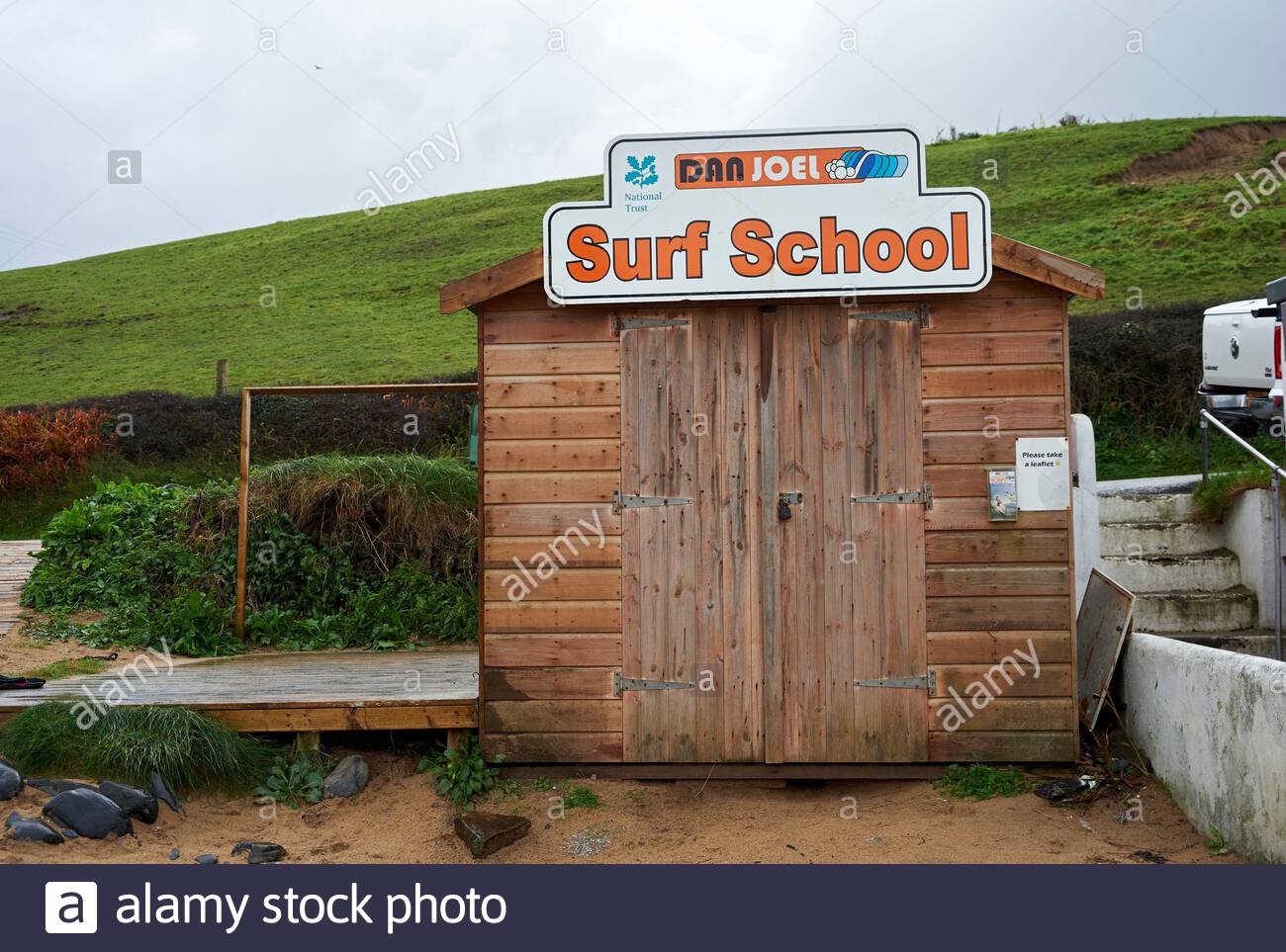 Surf School im Herbst geschlossen am Poldu Beach in Cornwall, England, Großbritannien Stockfoto