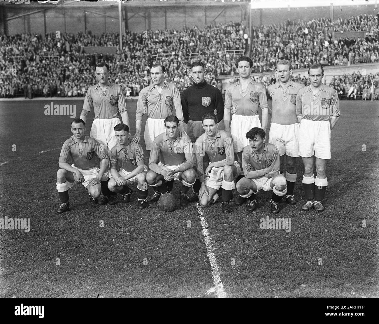 Fußball. Niederlande gegen Schweden [1-0]. Niederländisches Team Datum: 9. Juni 1948 Ort: Amsterdam, Noord-Holland Schlagwörter: Mannschaften, Sport, Fußball Stockfoto
