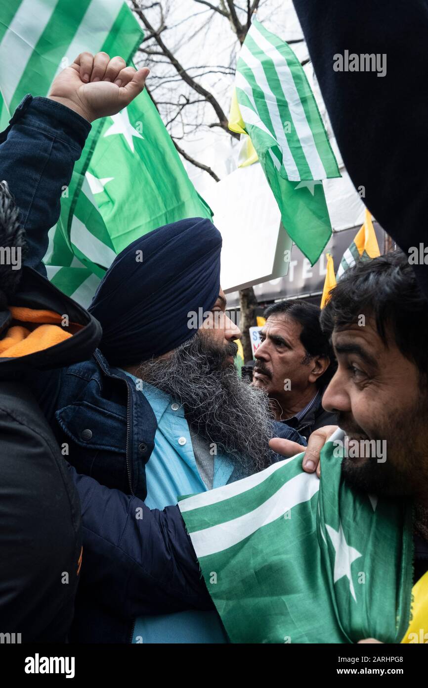 Kaschmiris und Sikhs protestieren am Republiktag 2020 außerhalb der indischen Hochkommission in London. Ein Anti-Indien-Protest, der der Welt von den diskriminierenden und rassistischen Verbrechen erzählt, die der indische Staat unter Modi gegen Muslime, Sikhs, Christen, Dalits usw. anpöbelt 26. Januar 2020 Stockfoto