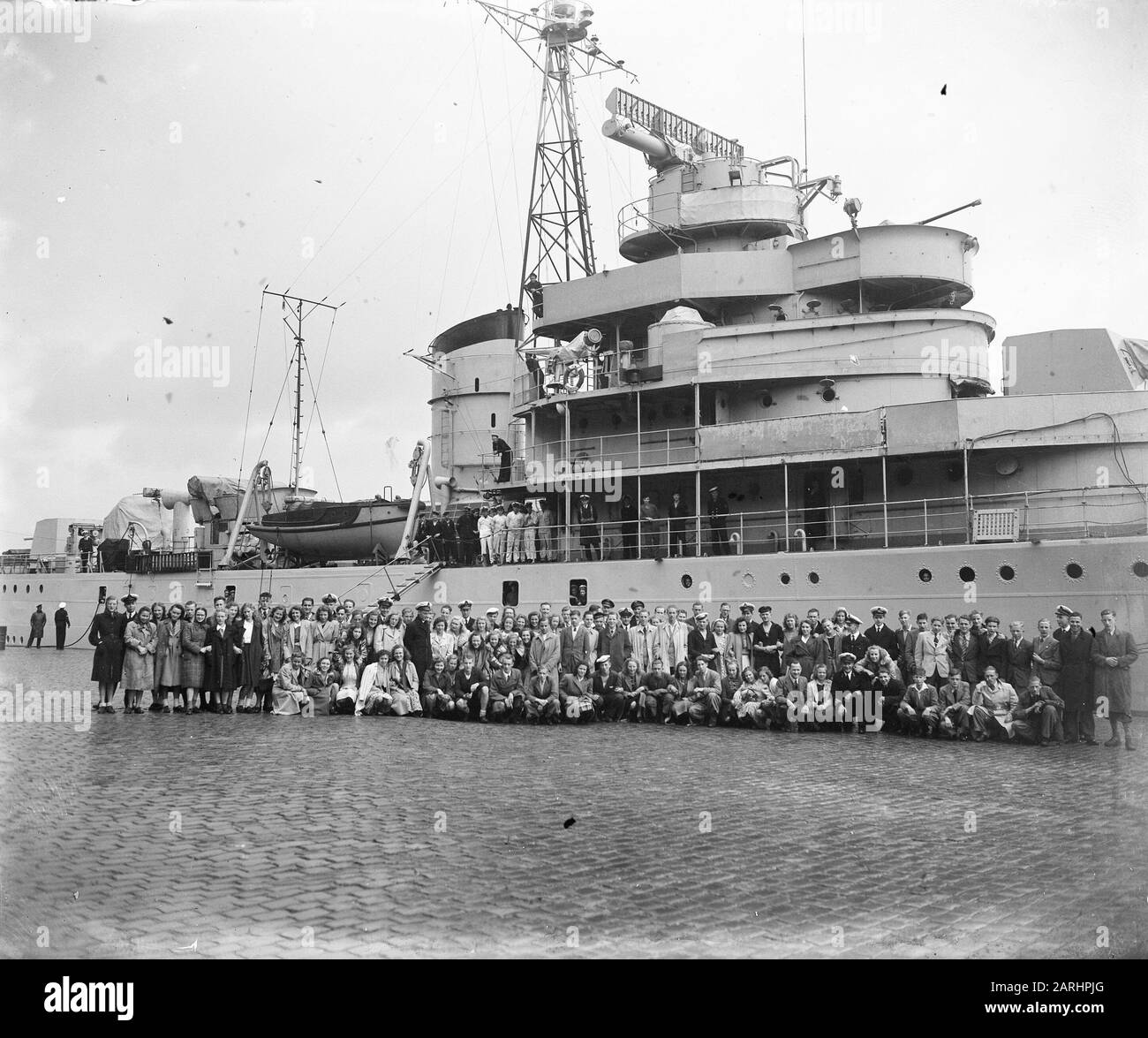 Kinder, die H. Frau Van Kinsbergen in Rotterdam besuchen Datum: 8. Juli 1948 Ort: Rotterdam, Zuid-Holland Schlüsselwörter: Besuche, Kinder, Marine, Schiffe Stockfoto