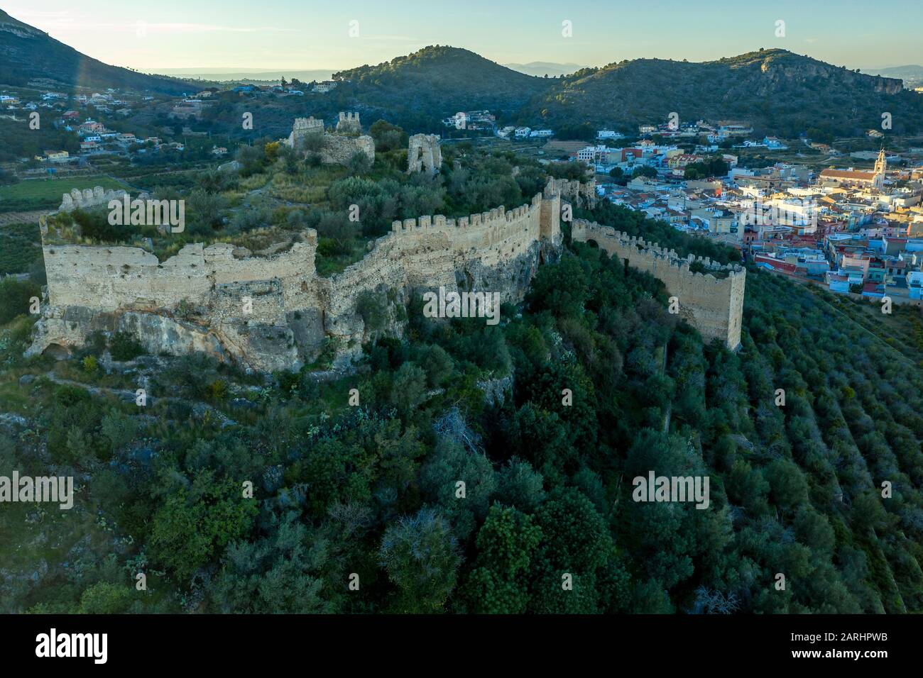 Luftaufnahme der mittelalterlichen Burg Corbera in Ruinen auf einem Hügel nahe der Küste mit Wänden und einem eigenständigen Turm in Spanien Stockfoto