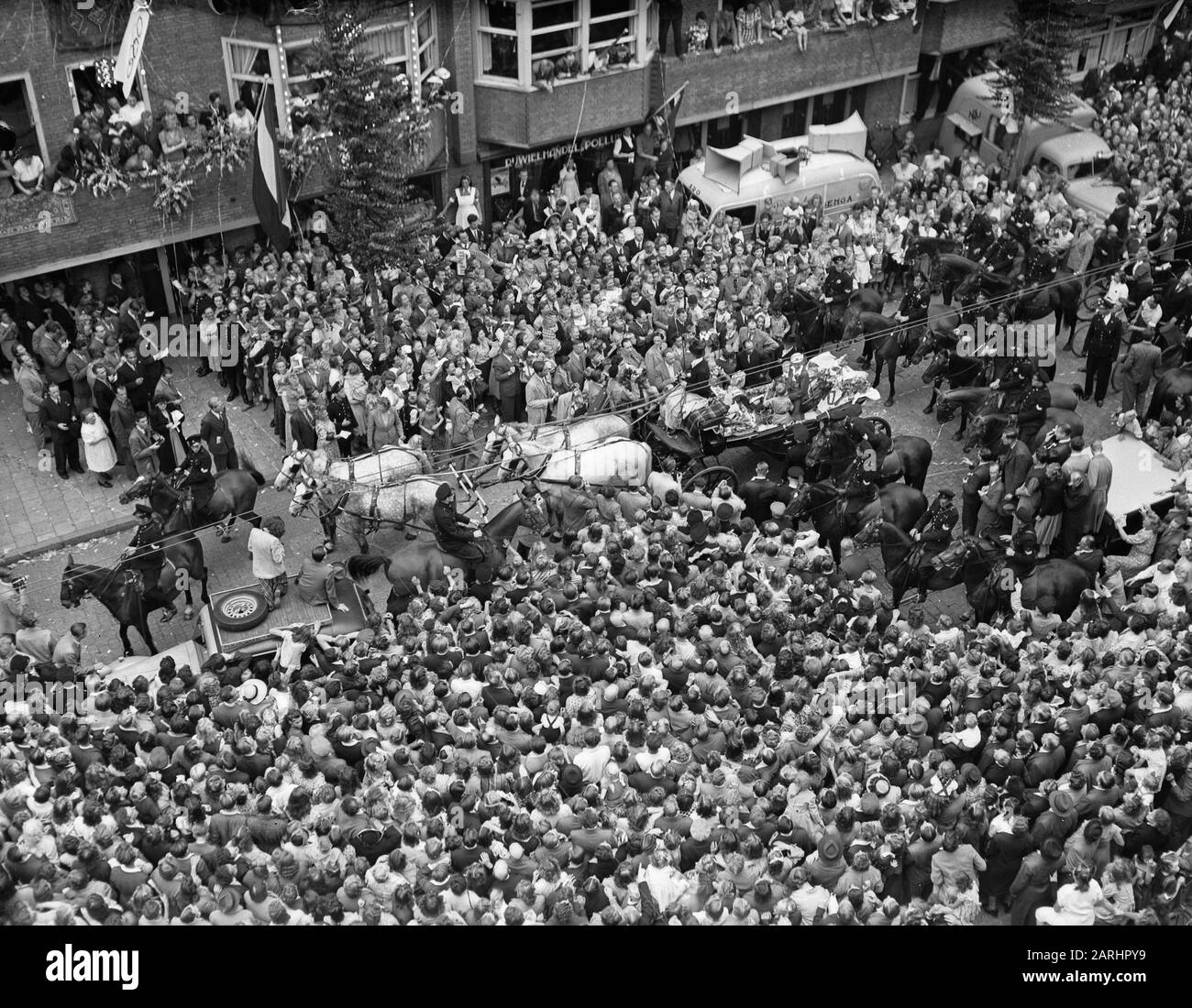 Fanny Blankers-Koen in Amsterdam. Ankunft Haarlemmermeerstraat [Adresse der Residenz von Fanny] Datum: 10. August 1948 Ort: Amsterdam, Noord-Holland Schlüsselwörter: Athleten, Ehrungen, öffentlicher Personenname: Blankers-Koen, Fanny Stockfoto